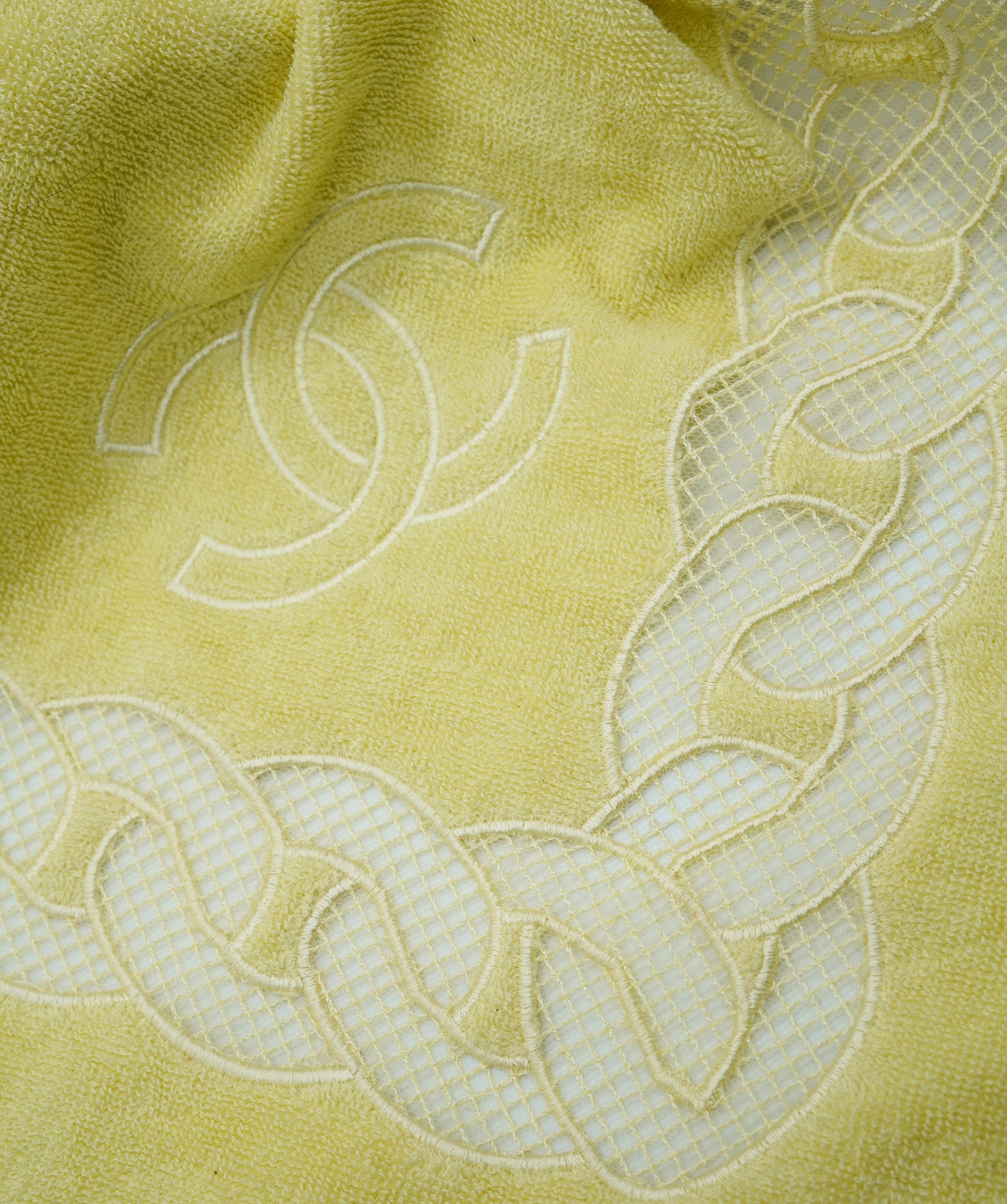 Chanel Chanel large towel, yelow embroidered DBXS3790