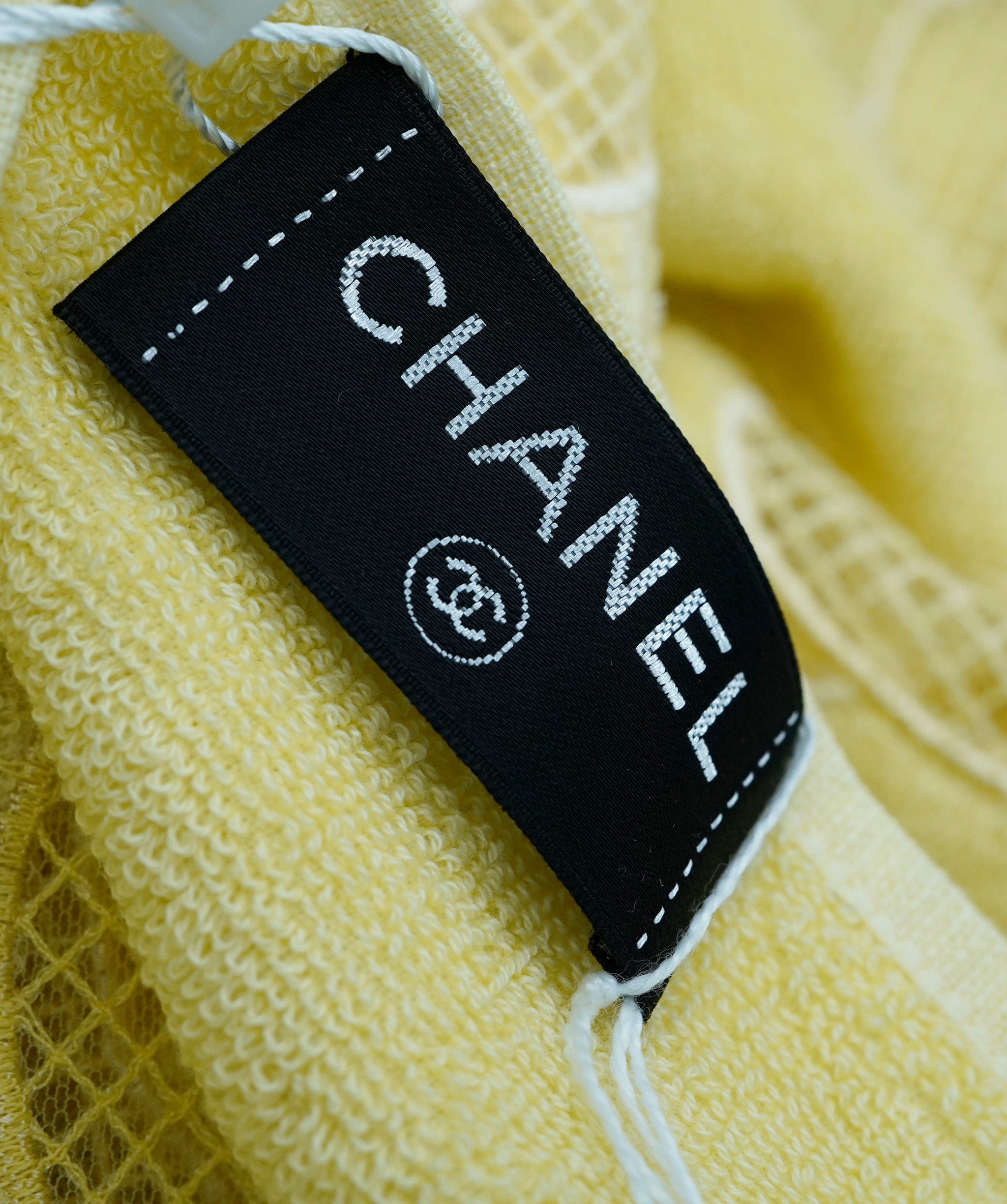 Chanel Chanel large towel, yelow embroidered DBXS3790