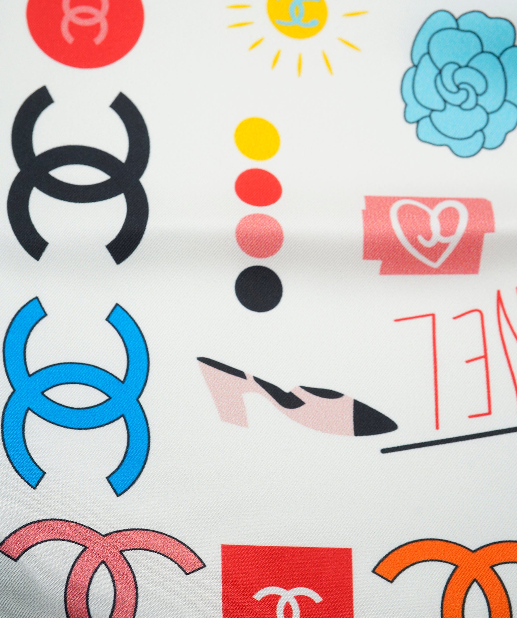 Chanel Chanel Silk scarf, white multicolors, Excellent conditions AKL0121