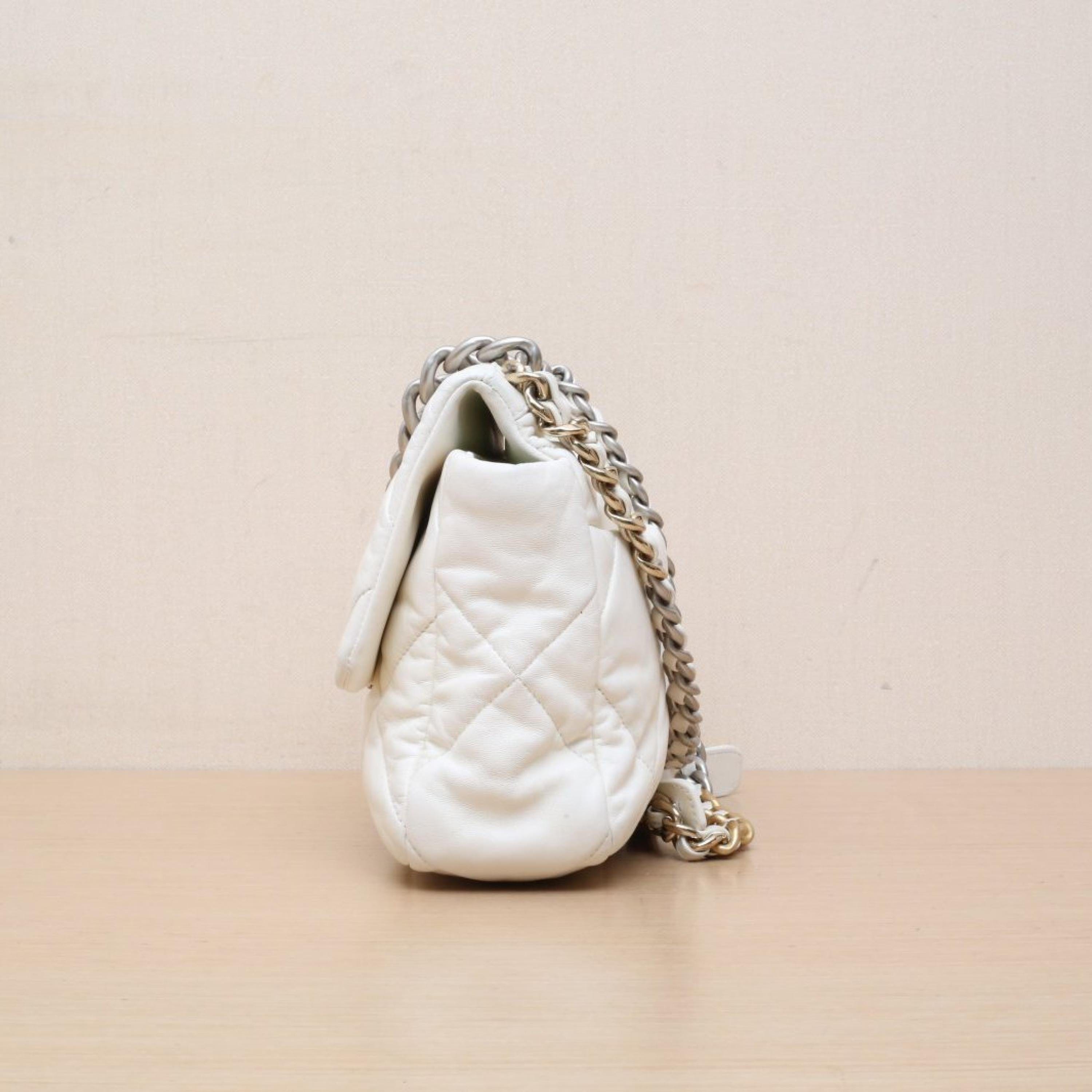 Chanel Chanel 19BAG Flap Bag Medium 30cm White Leather S Chip Closure Gold and Silver Buckle
No accessories ALC3147