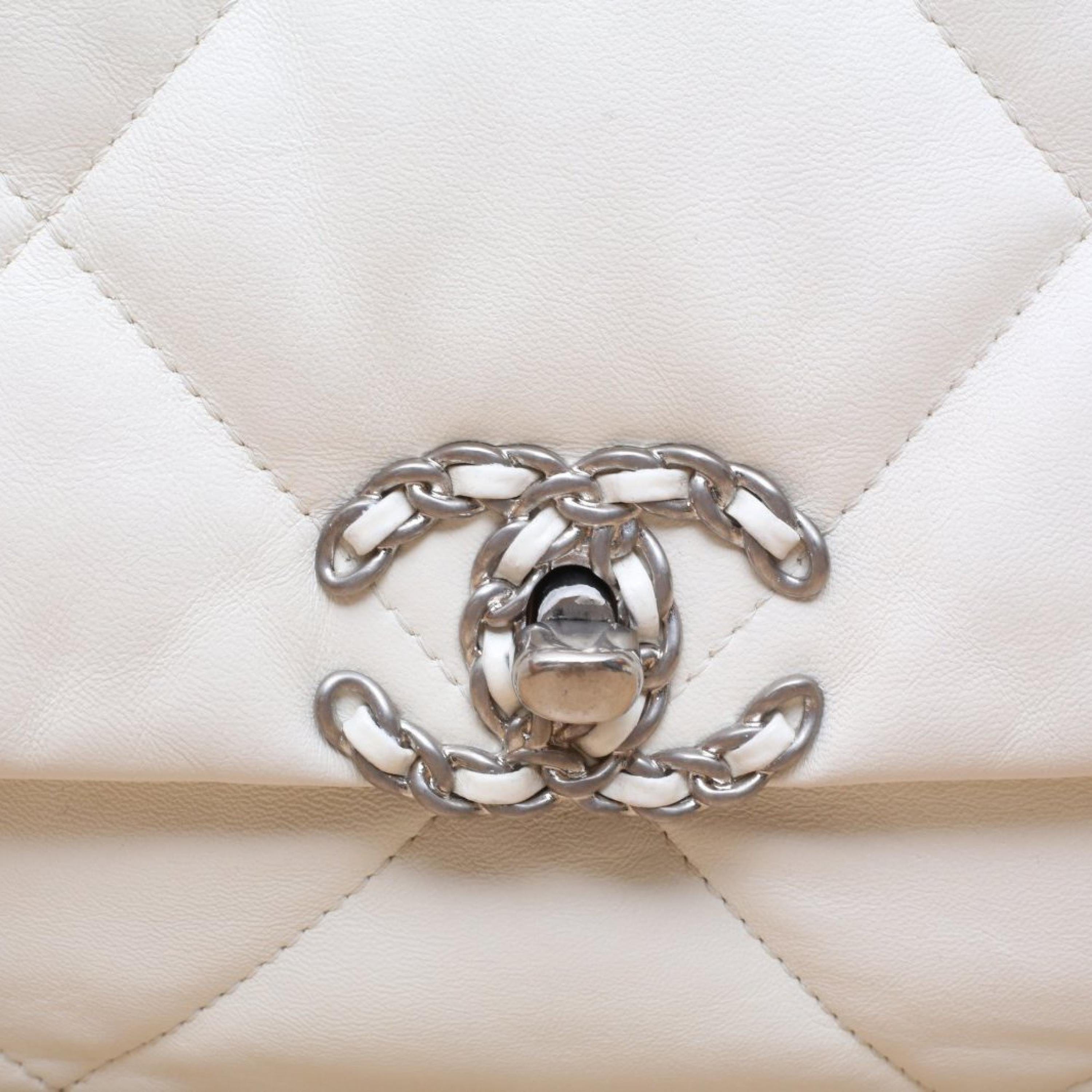 Chanel Chanel 19BAG Flap Bag Medium 30cm White Leather S Chip Closure Gold and Silver Buckle
No accessories ALC3147