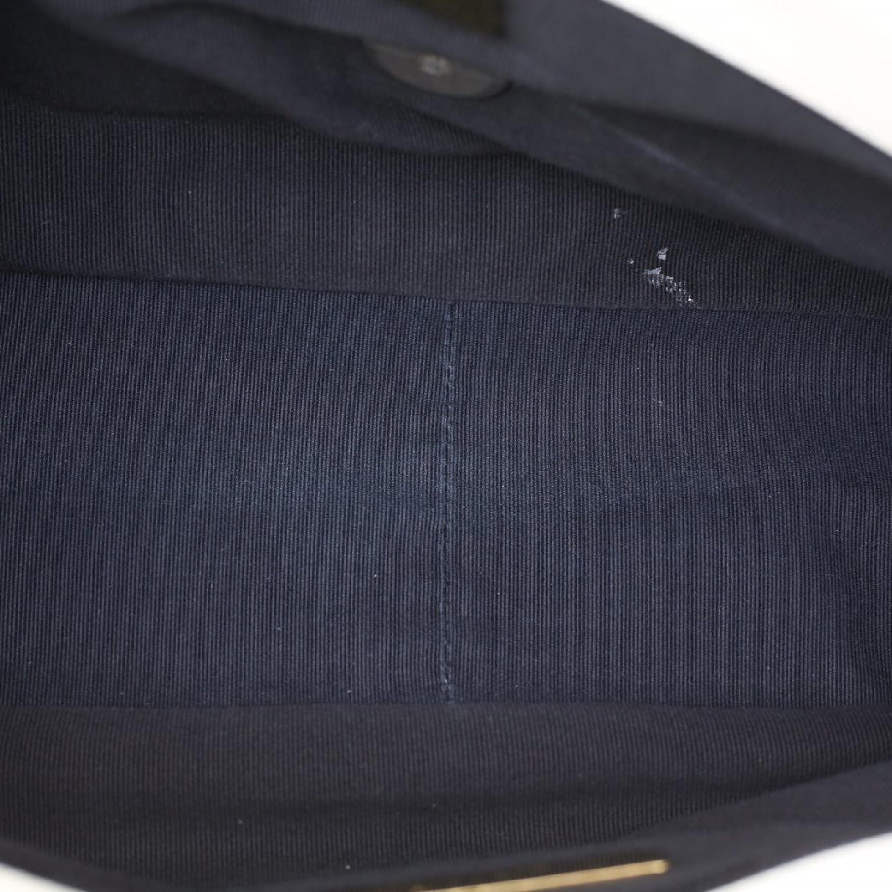 Chanel Chanel 19BAG Flap Bag Medium 30cm White Leather S Chip Closure Gold and Silver Buckle
No accessories ALC3147