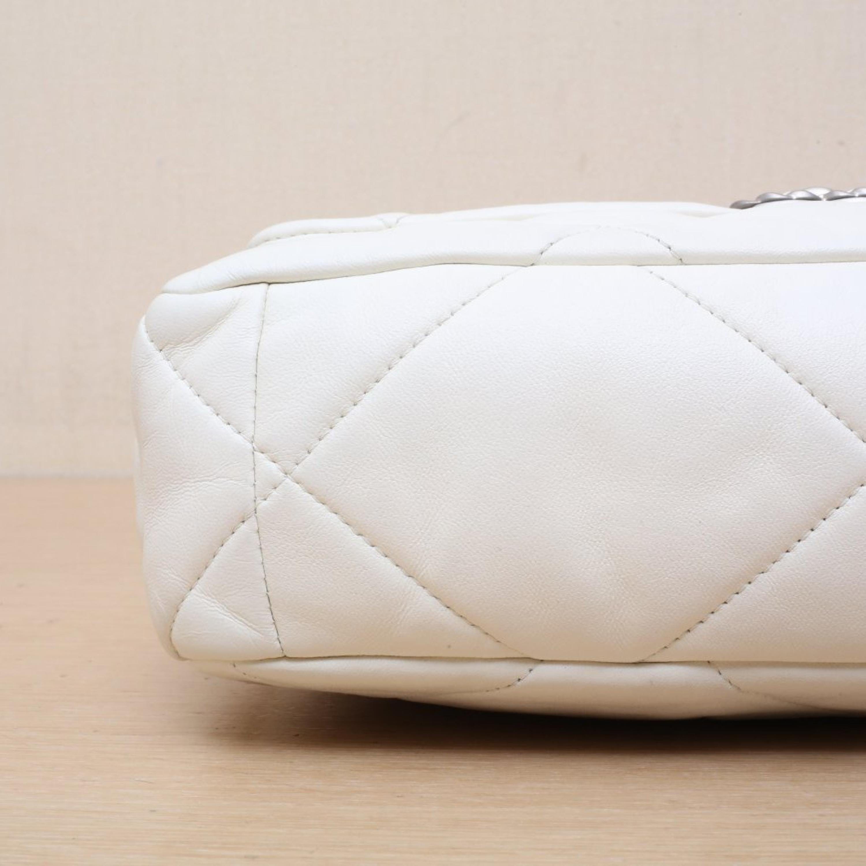 Chanel Chanel 19BAG Flap Bag Medium 30cm White Leather S Chip Closure Gold and Silver Buckle
No accessories ALC3147