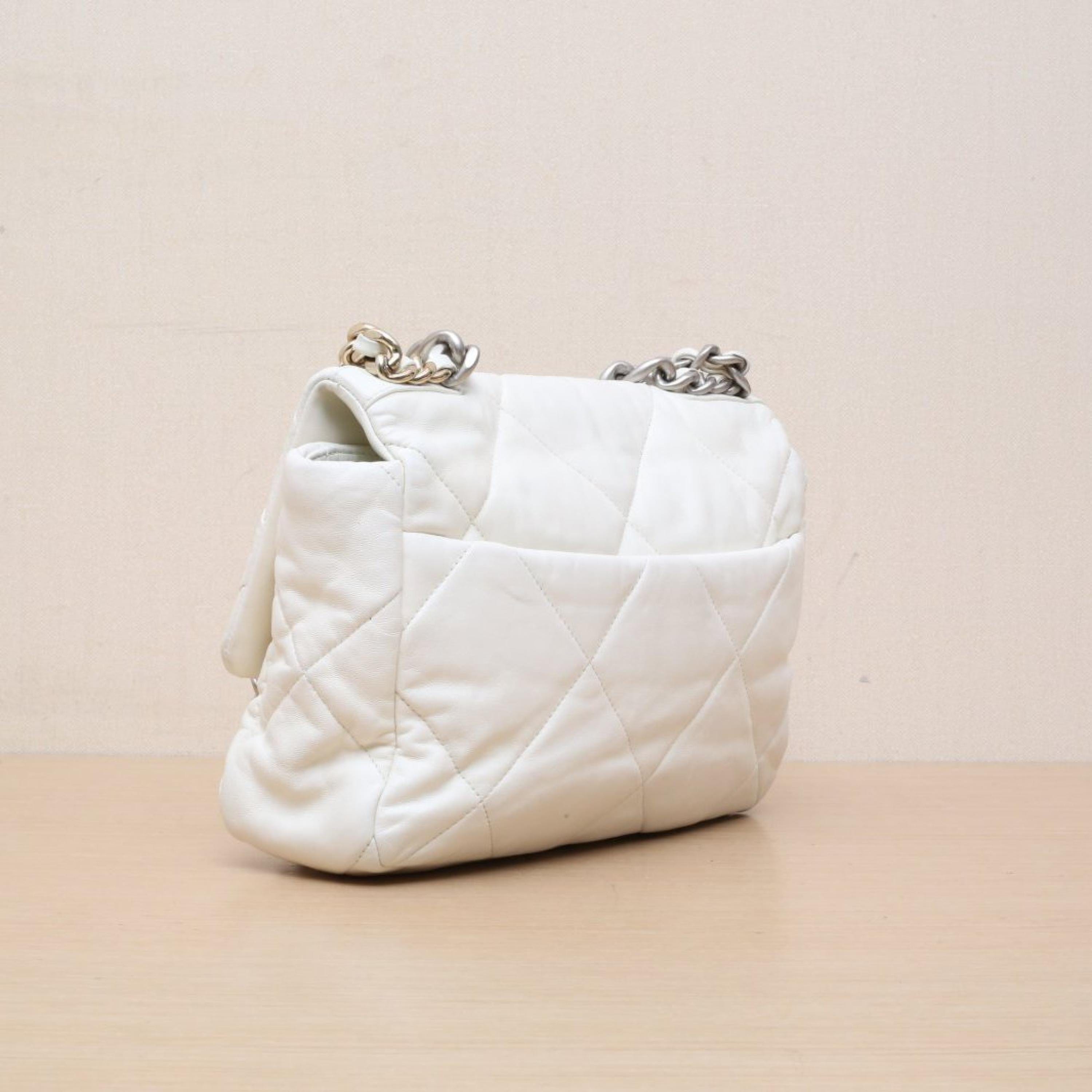 Chanel Chanel 19BAG Flap Bag Medium 30cm White Leather S Chip Closure Gold and Silver Buckle
No accessories ALC3147