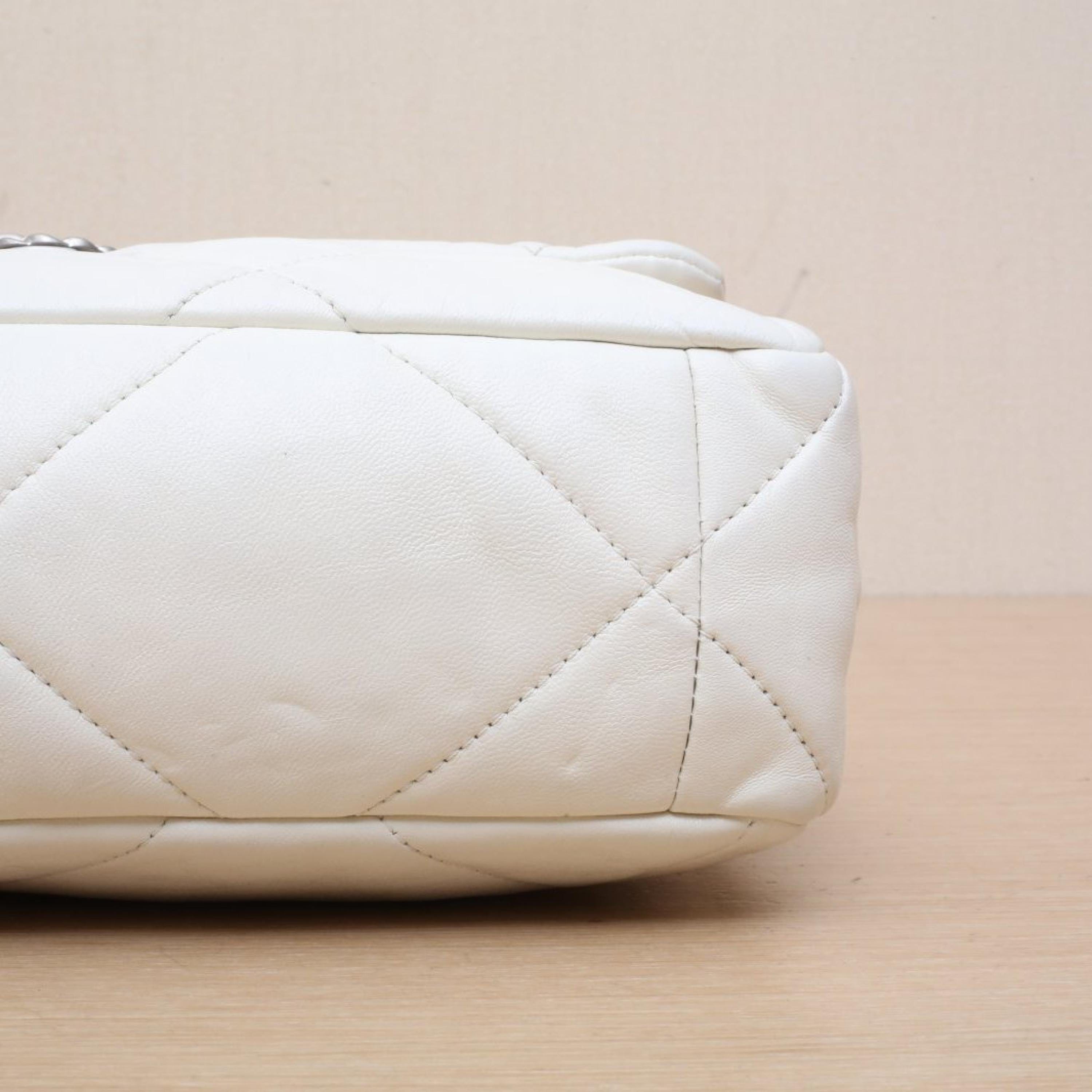 Chanel Chanel 19BAG Flap Bag Medium 30cm White Leather S Chip Closure Gold and Silver Buckle
No accessories ALC3147