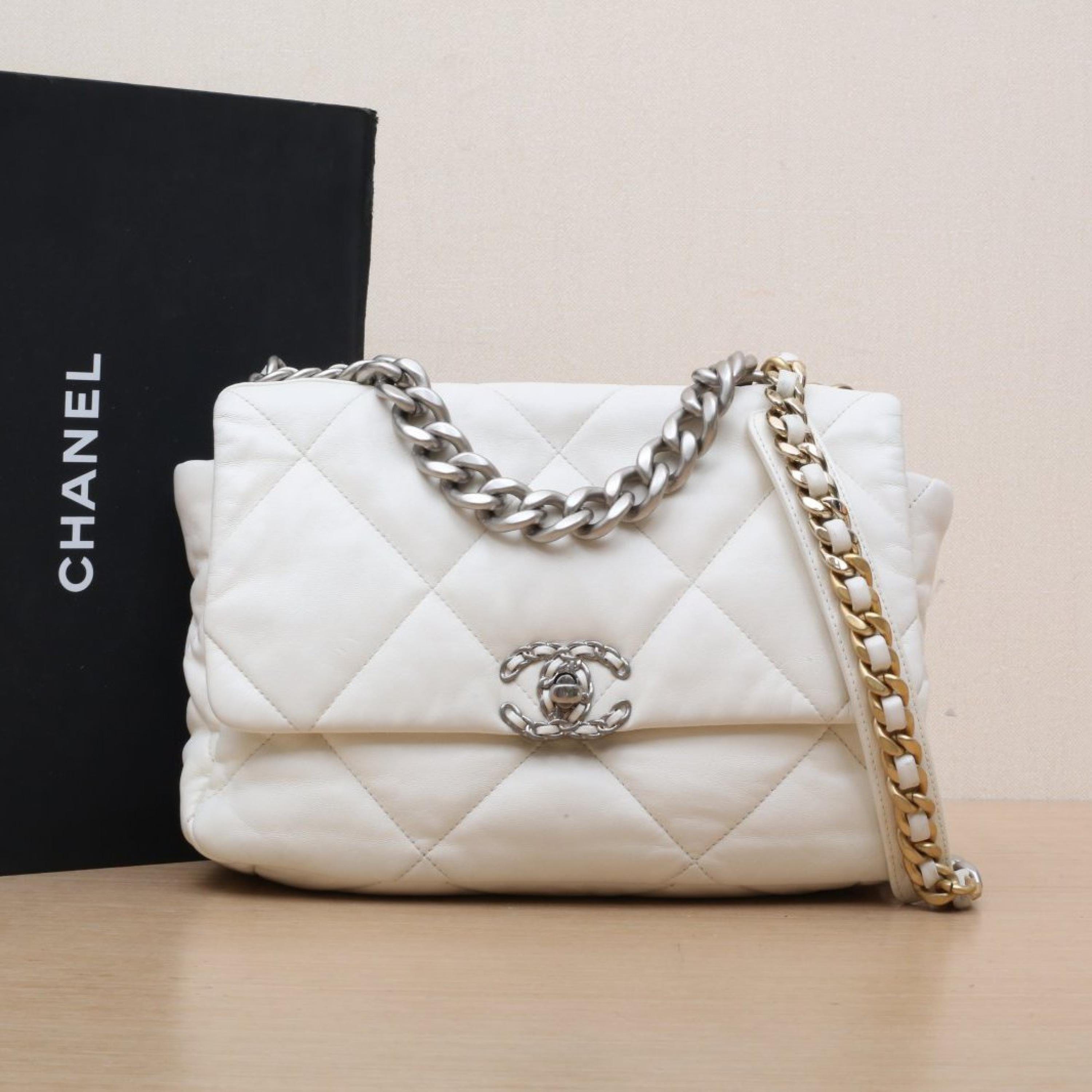 Chanel Chanel 19BAG Flap Bag Medium 30cm White Leather S Chip Closure Gold and Silver Buckle
No accessories ALC3147
