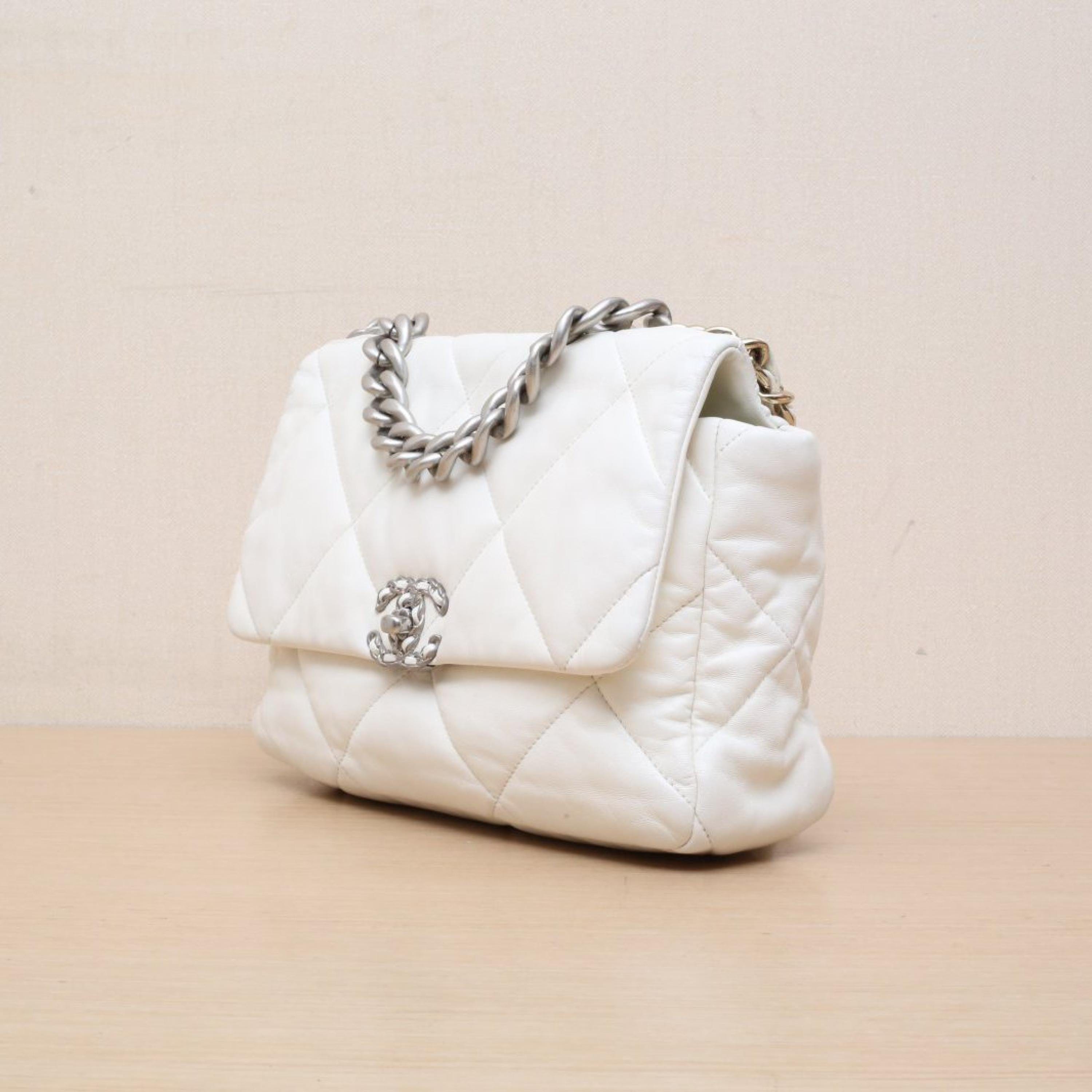 Chanel Chanel 19BAG Flap Bag Medium 30cm White Leather S Chip Closure Gold and Silver Buckle
No accessories ALC3147