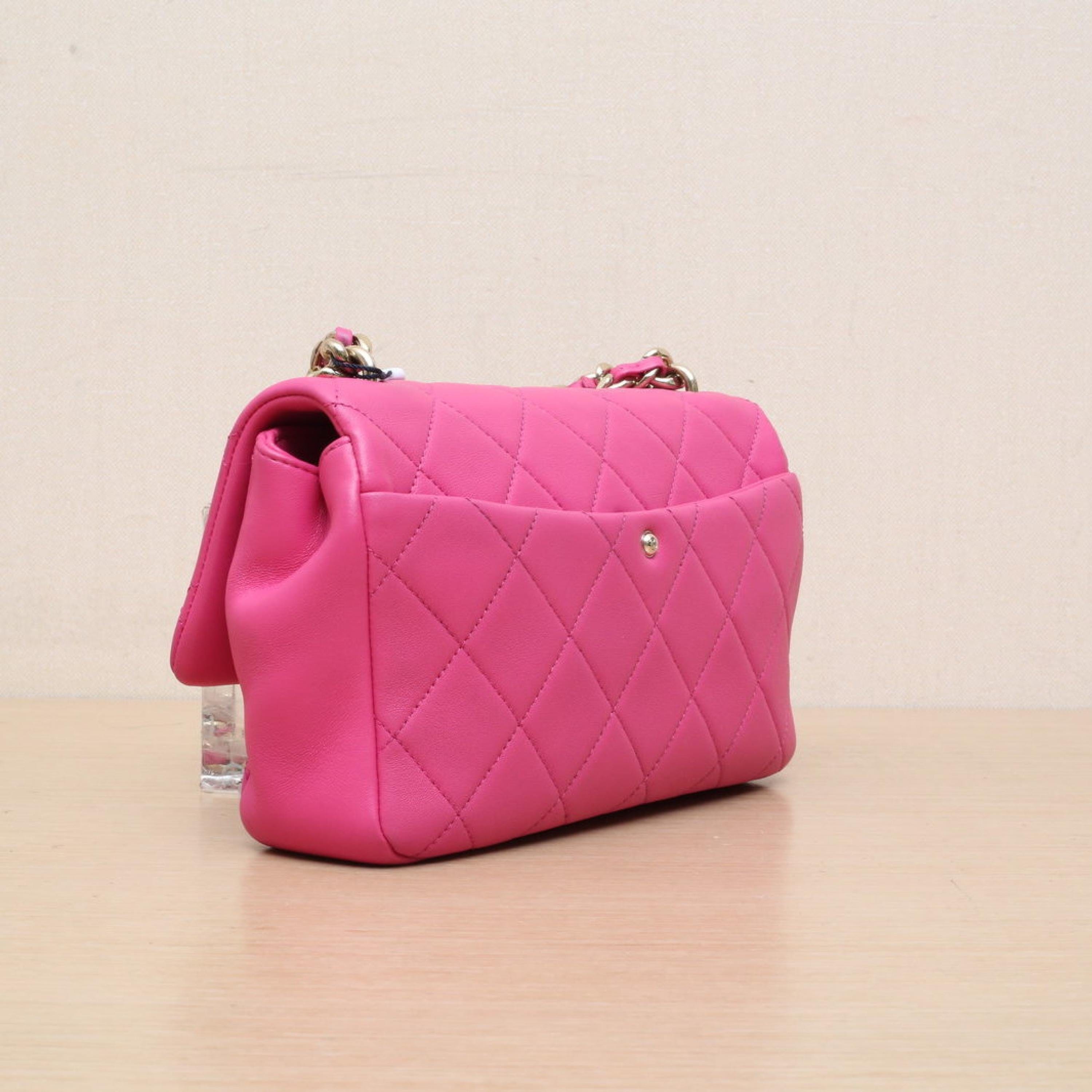 Chanel Chanel 22C Acrylic Thick Chain Handle Flap Bag 24cm Fuchsia Leather S 29k Gold Buckle
Original dust bag, ID card ALC3176