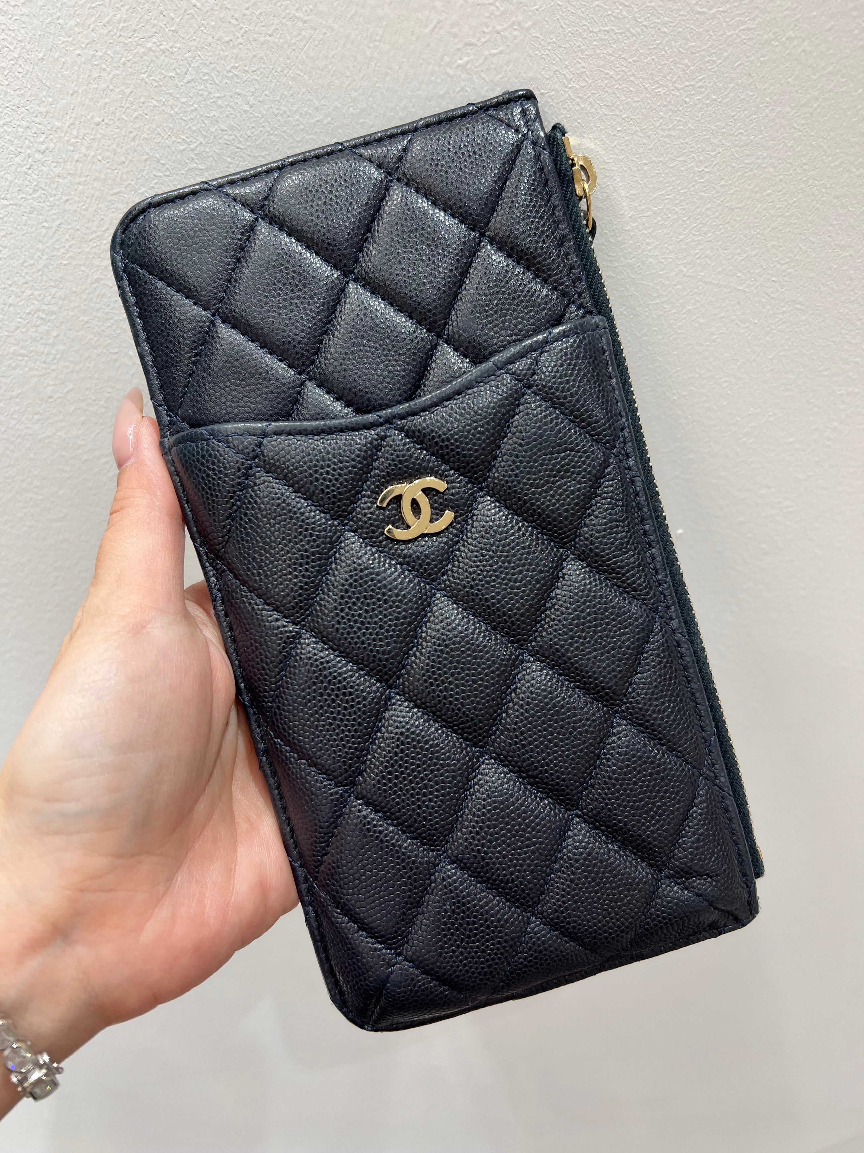 CHANEL CHANEL GRAINED CALF NAVY MATELASSE PHONE HOLDER 2000000144528