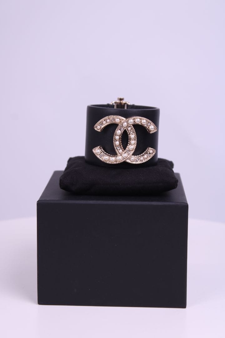 Chanel Chanel Leather and pearl bracelet Black one size