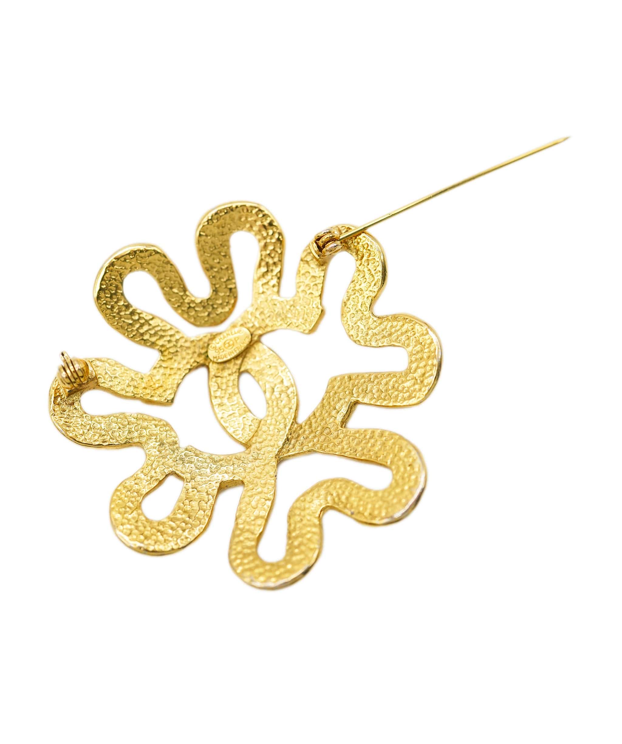 Chanel Chanel 95p vintage gold brooch AJL0186