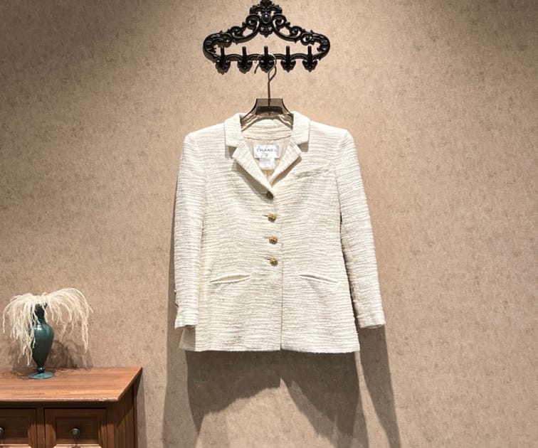 Chanel Chanel off-white jacket with gold buttons / Size 38 / 99% new / 43791