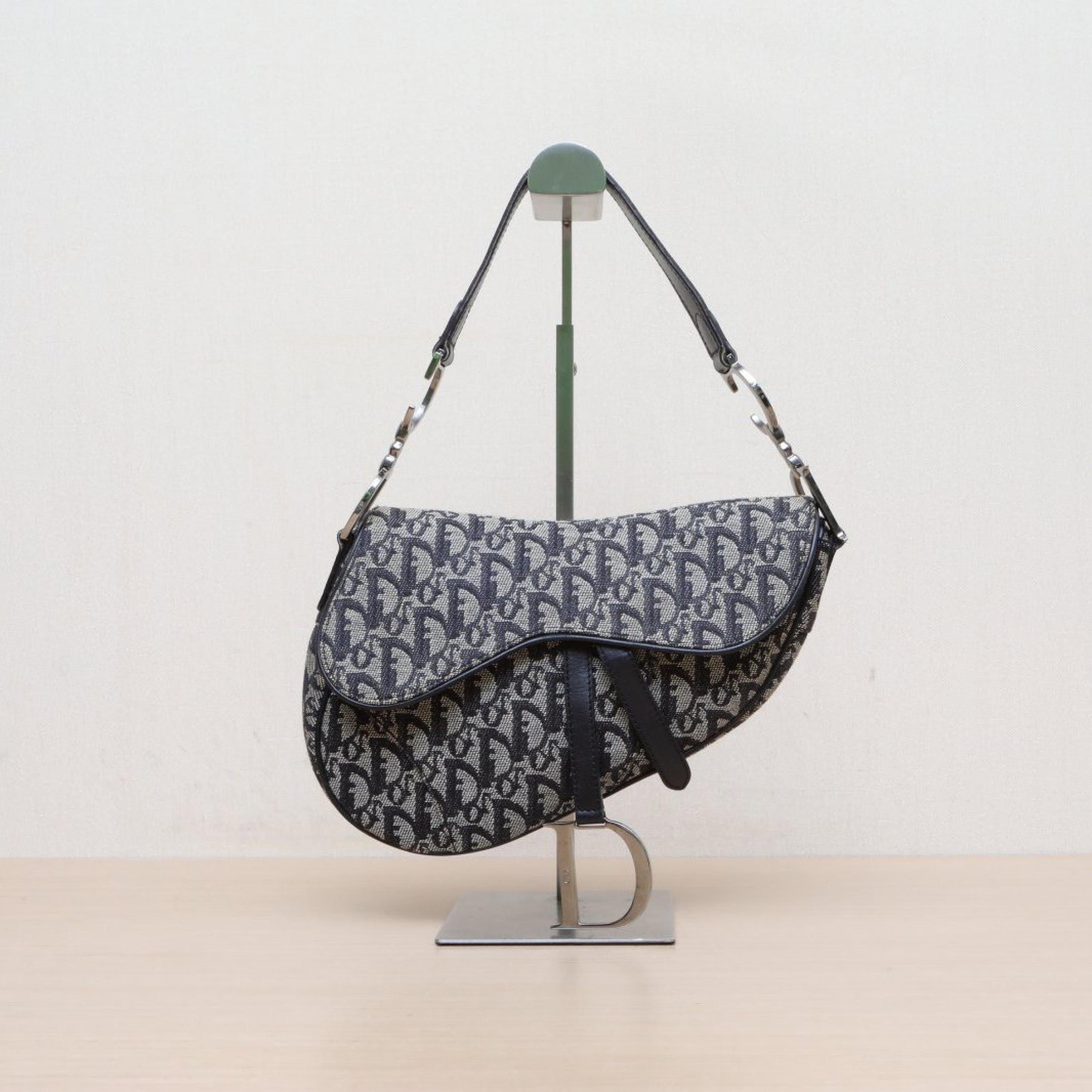 Christian Dior Christian Dior Black leather canvas silver buckle 2002 used saddle bag medium /
No accessories ALC3161