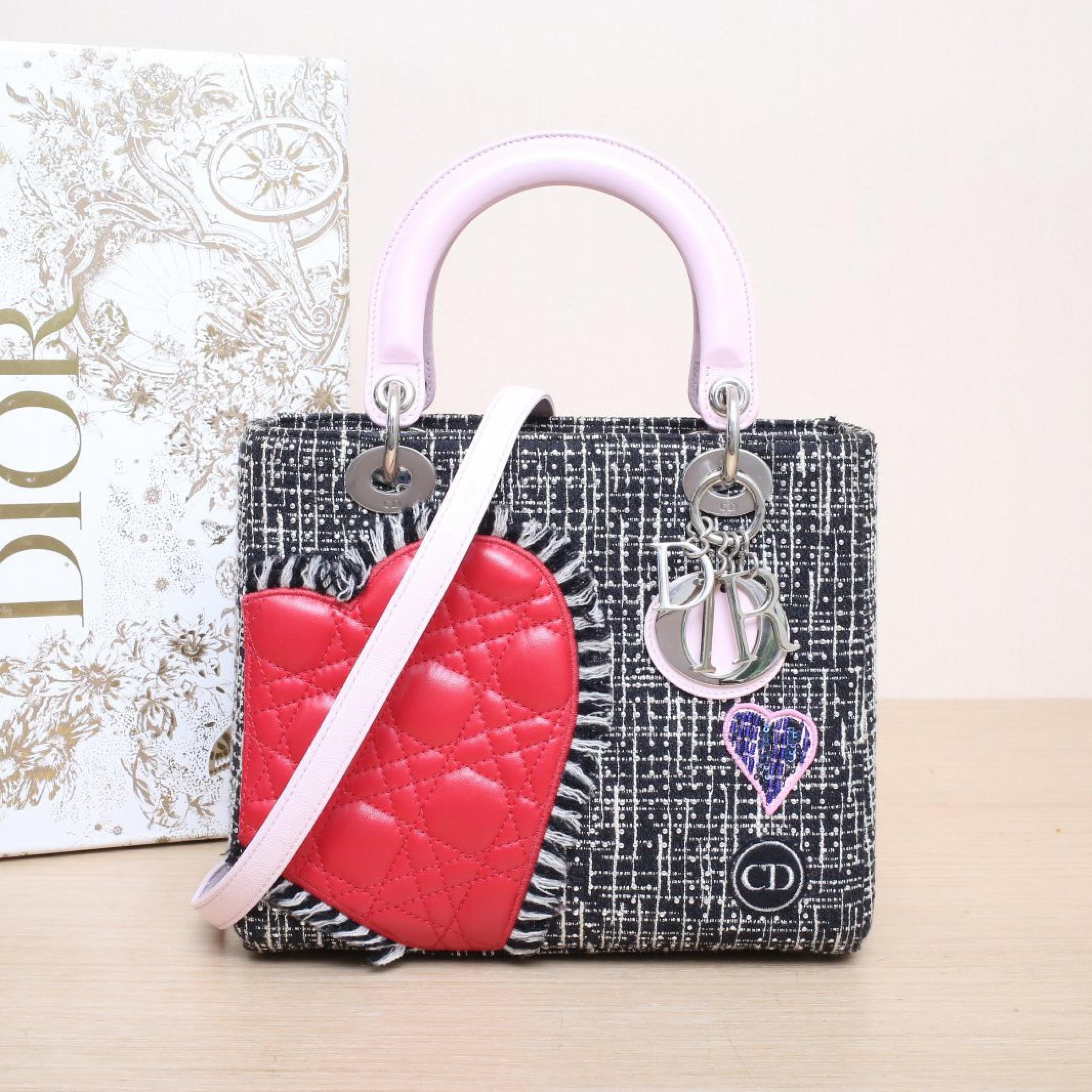 Christian Dior Christian Dior Lady Dior bag, five-grid, colorblock leather, small size, silver buckle, 2015, embroidered leather
Original dust bag, shoulder strap, ID card, instruction manual, brand label card ALC3177