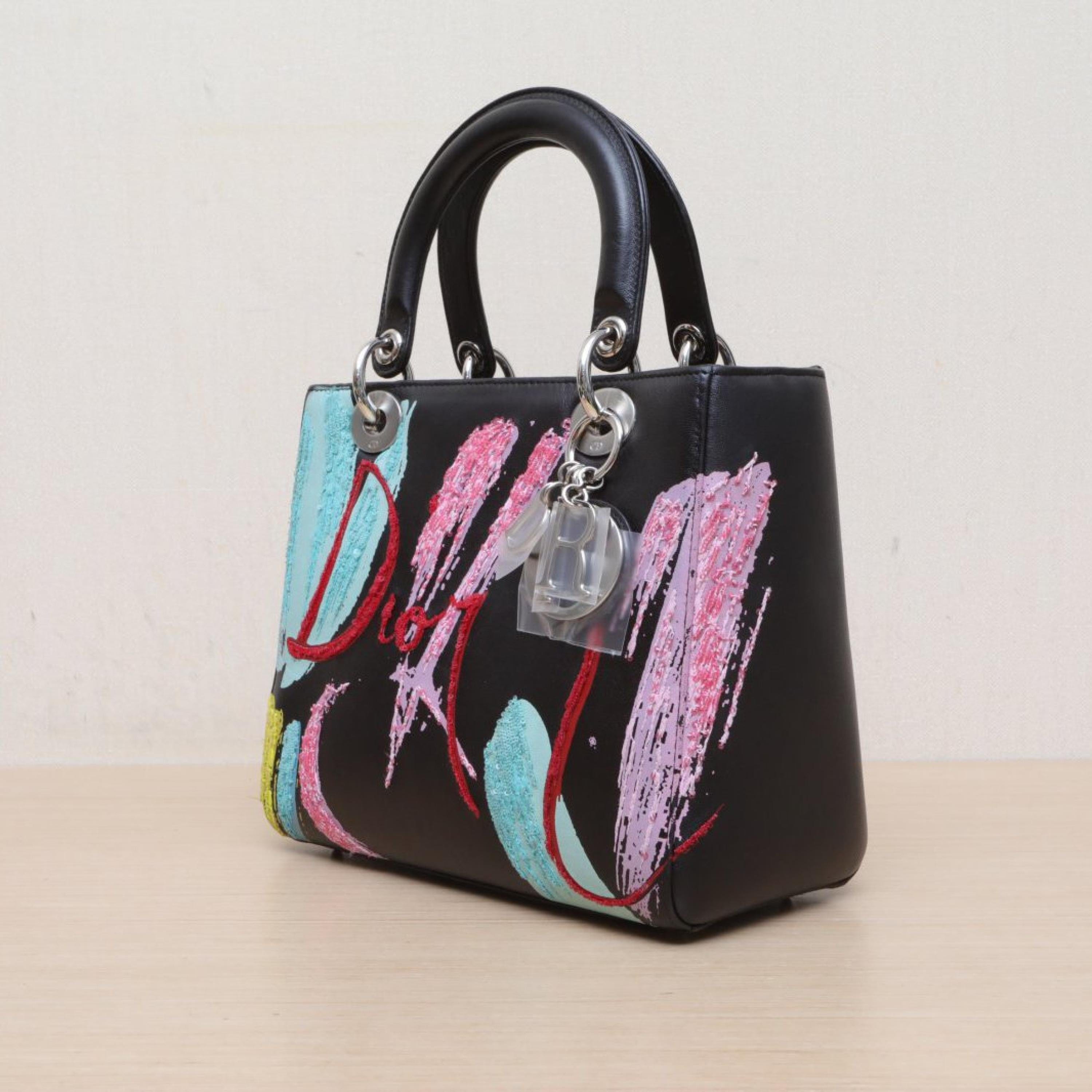 Christian Dior Christian Dior Lady Dior bag, five-grid pattern, leather, small size, silver buckle, 2015
Original dust bag, shoulder strap, ID card, instruction manual, shopping ticket ALC3178