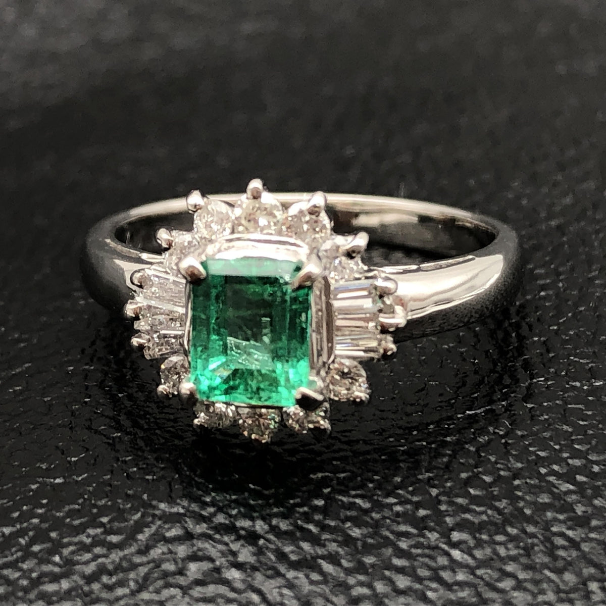 Custom Jewelry Custom Jewelry 1P Emerald & Diamond Ring, E(0.70ct), D(0.40ct), PT900, 4.9g, US Size 6 C395101