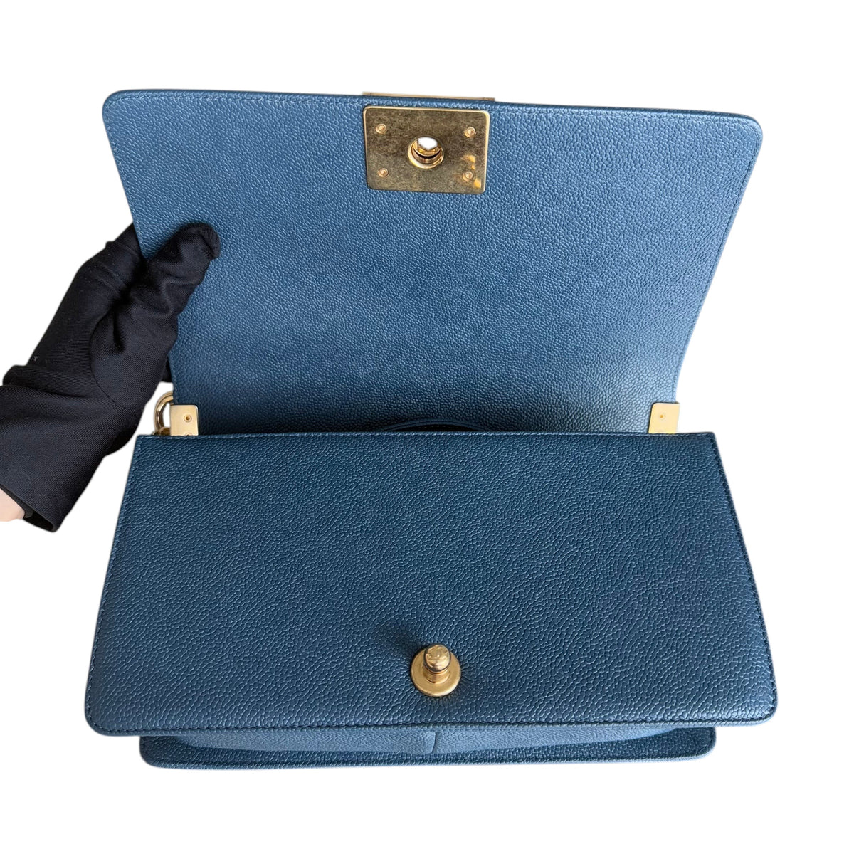 Luxury Evermore Chanel Boy Medium 25cm 手袋,采用蓝色鱼子酱纹理皮革,配有金色五金配件,展示内部结构。
