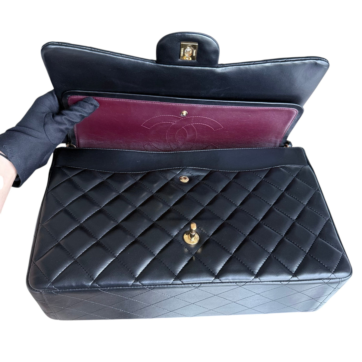 Luxury Evermore 黑色绗缝羊皮Chanel Classic Flap Maxi手袋,配有金色五金件和酒红色内衬
