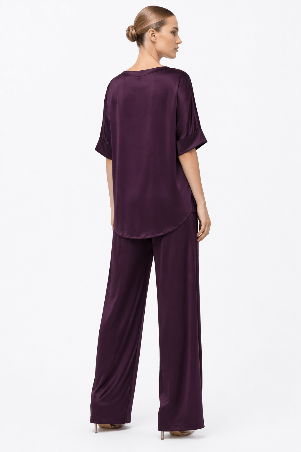 ESSENTIALS5IVE SOFTLINE V-NECK TOP (قميص) “ISOLDE”