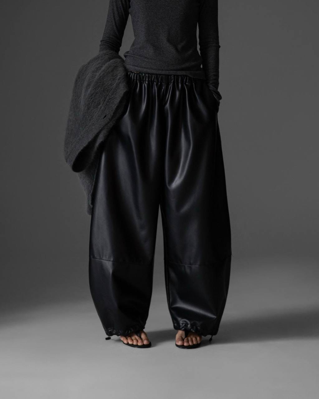 ESSENTIALS5IVE ELASTICATED WAIST BALOON LEATHER PANTS(بنطلون)