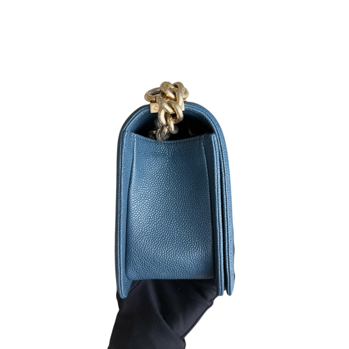Luxury Evermore Chanel Boy Medium 25CM 蓝色鱼子酱皮绗缝单肩包,配有金色链条肩带侧面视图