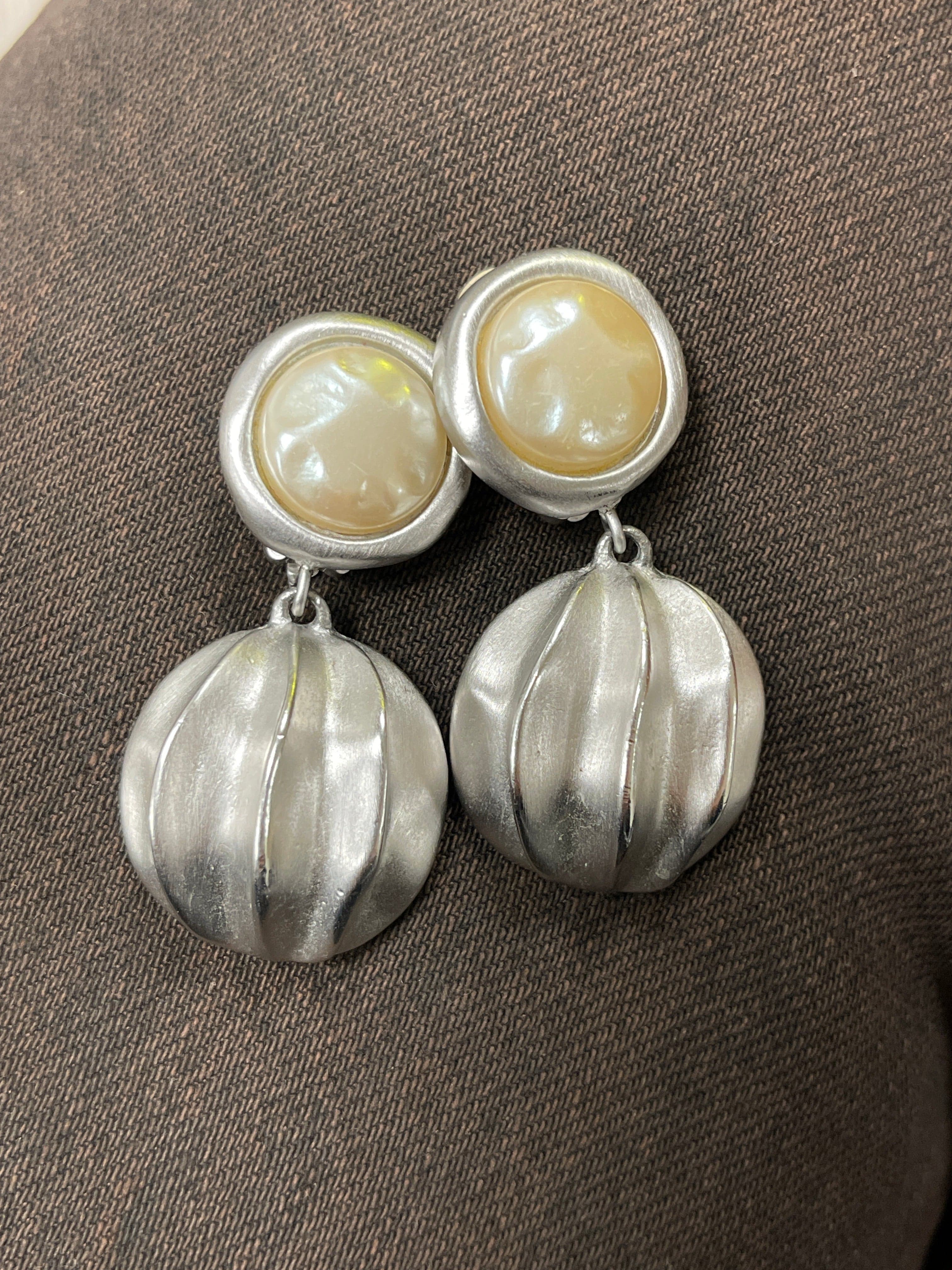 Givenchy Givenchy brushed silver & pearl earrings - AJC0829