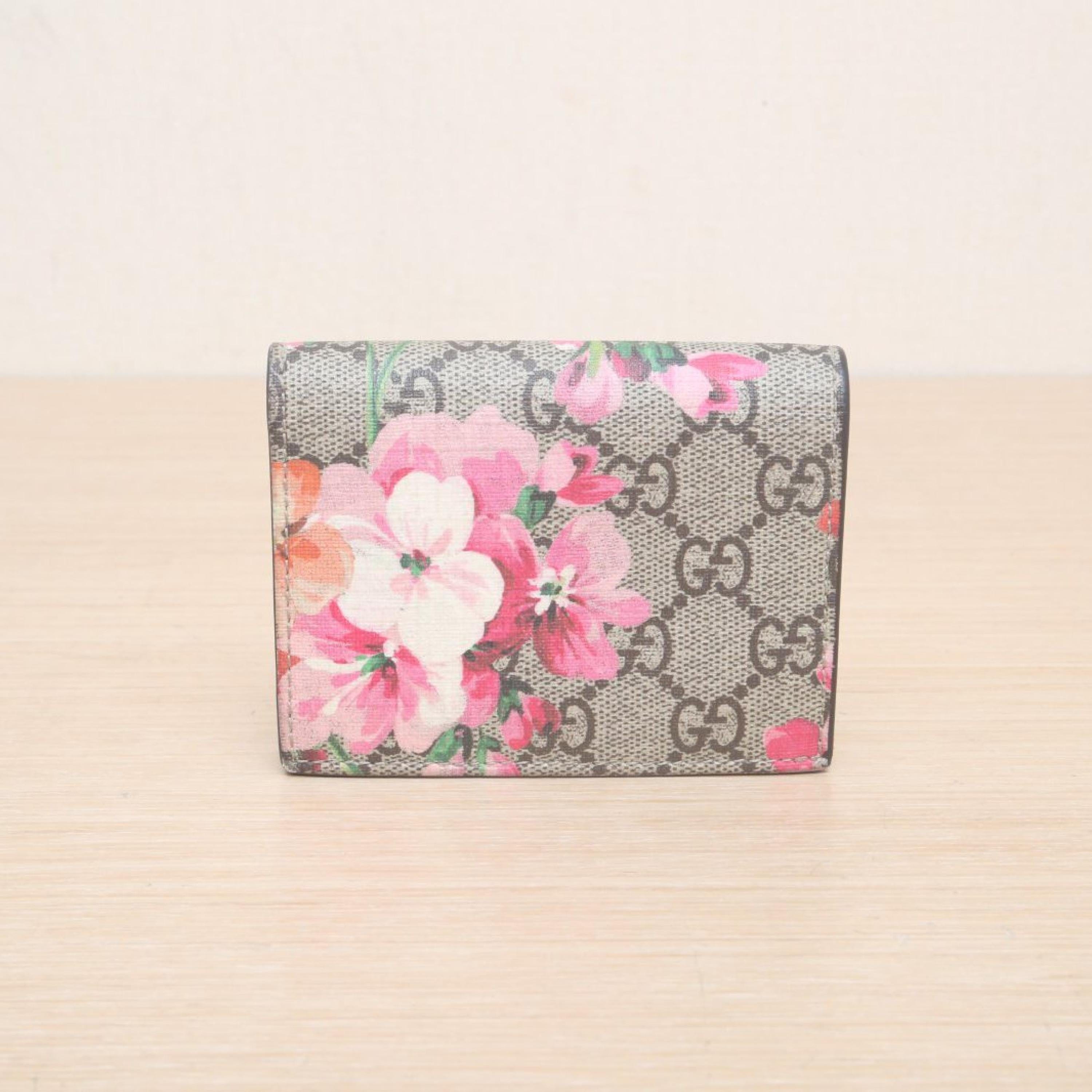 Gucci Gucci Ebony PVC Floral Print Wallet & Card Holder
No accessories ALC3156