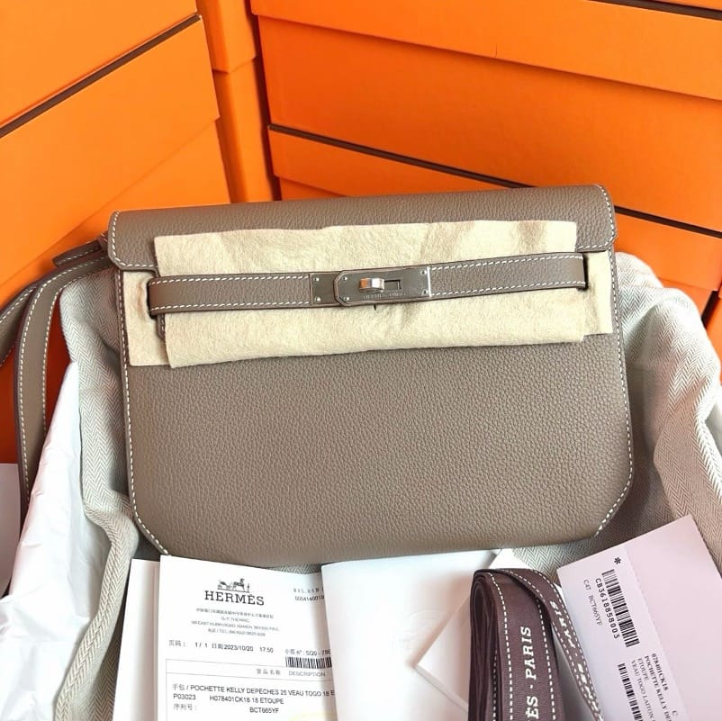 HERMES Hermes Kelly Depeches 25 clutch bag, elephant grey, silver hardware, B-stamped togo leather. SYC2186
