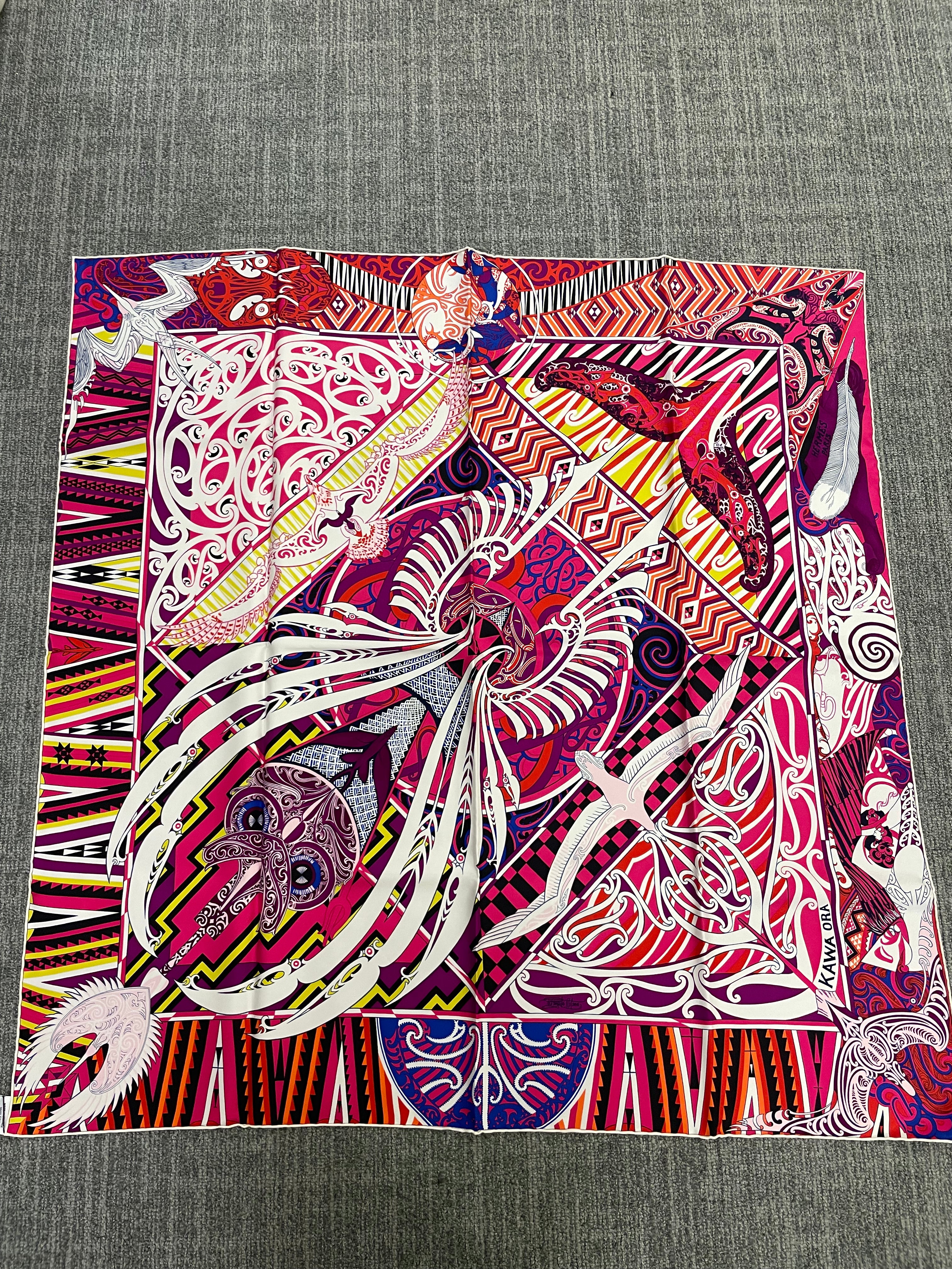 Hermès Hermès Silk 90-12 – Vivid Abstract Swirls in Magenta, Orange, and Pink ALC3493