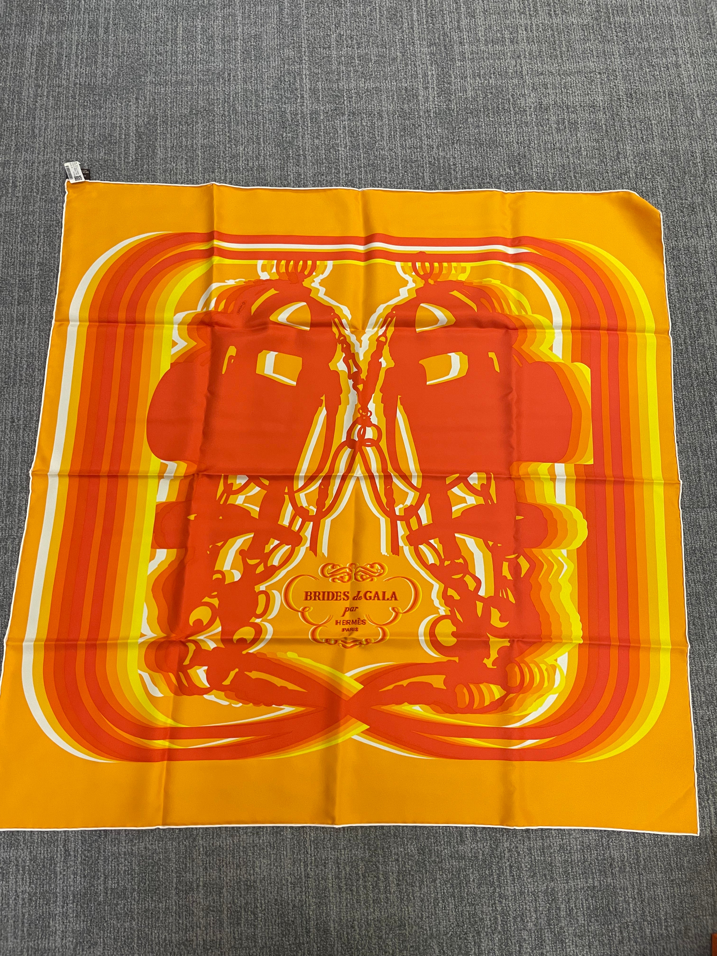 Hermès Hermès Silk 90-14 – Radiant Abstract Form in Amber and Tangerine ALC3495