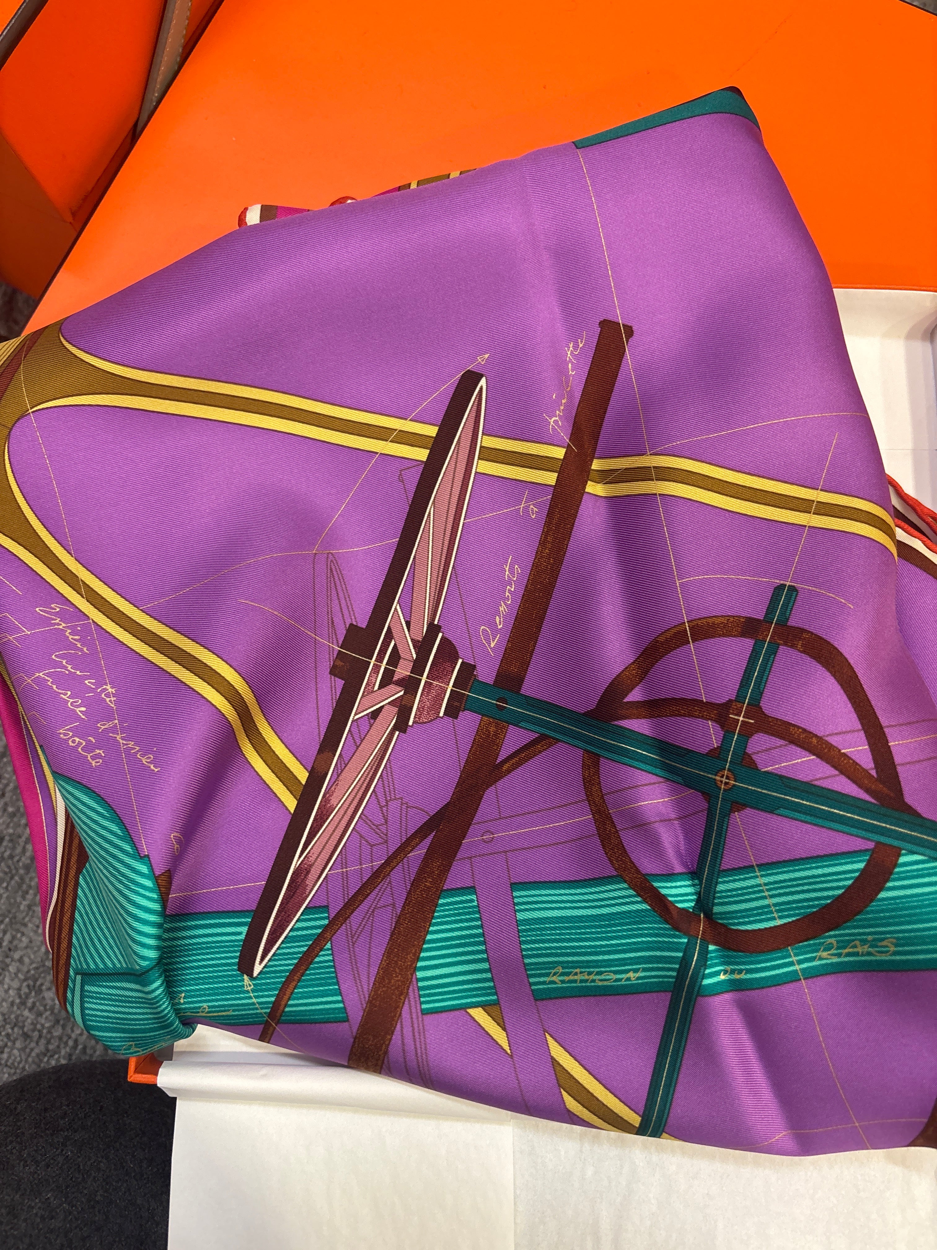 Hermès Hermès Silk 90-34 – shahina ALC3515