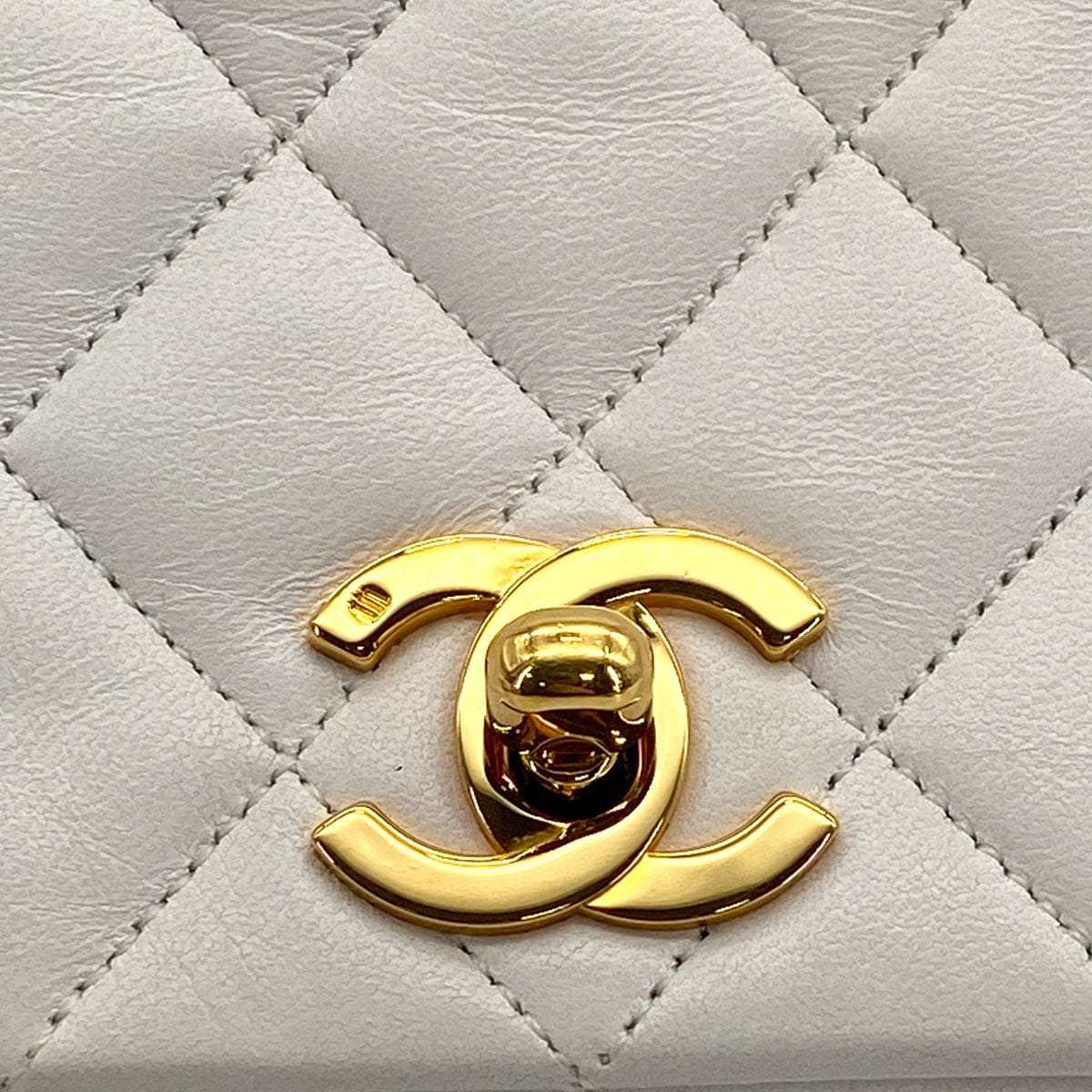 JAPAN VINTAGE CHANEL FULL FLAP CHAIN SHOULDER BAG WHITE LAMB SKIN GOLD HARDWARE 90311832