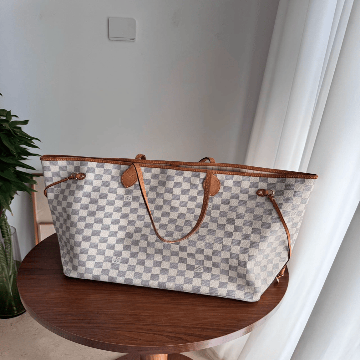 Louis Vuitton Louis Vuitton bag AKC0555