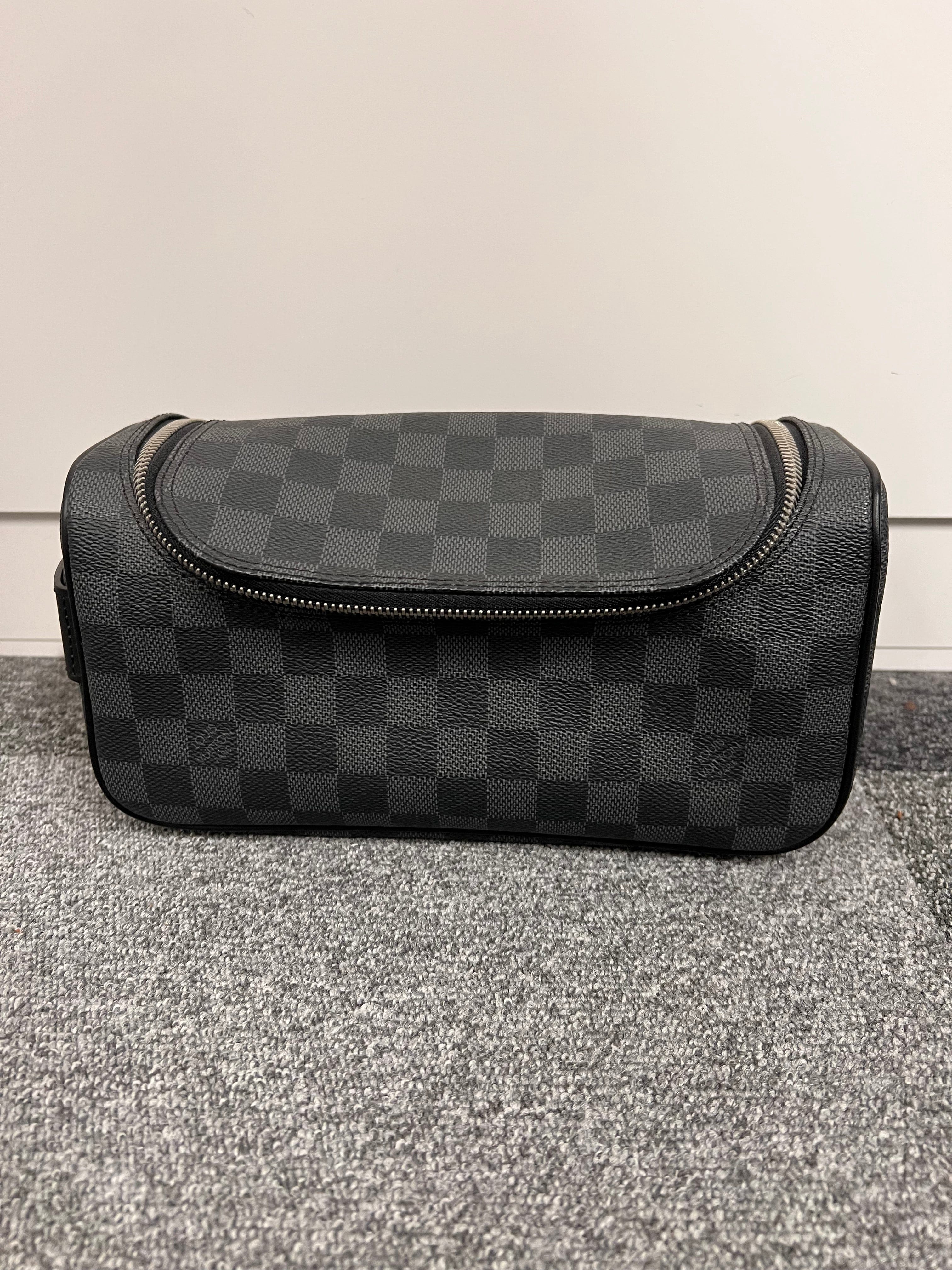 LOUIS VUITTON LOUIS VUITTON N47625 Damier Graphite Toile Pouch B08195CZ6F