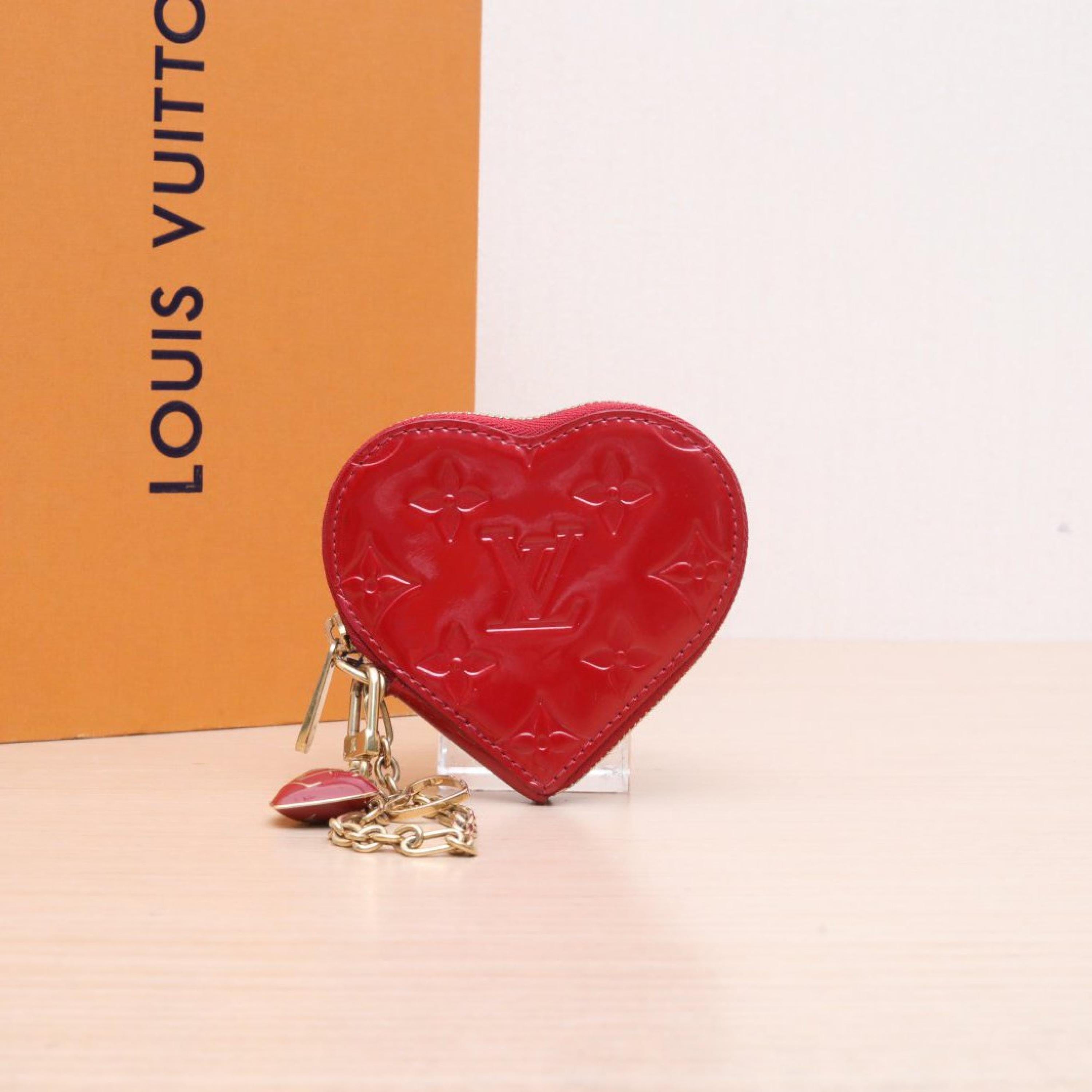 Louis Vuitton Louis Vuitton Red Patent Leather Heart Coin Purse
No accessories ALC3162