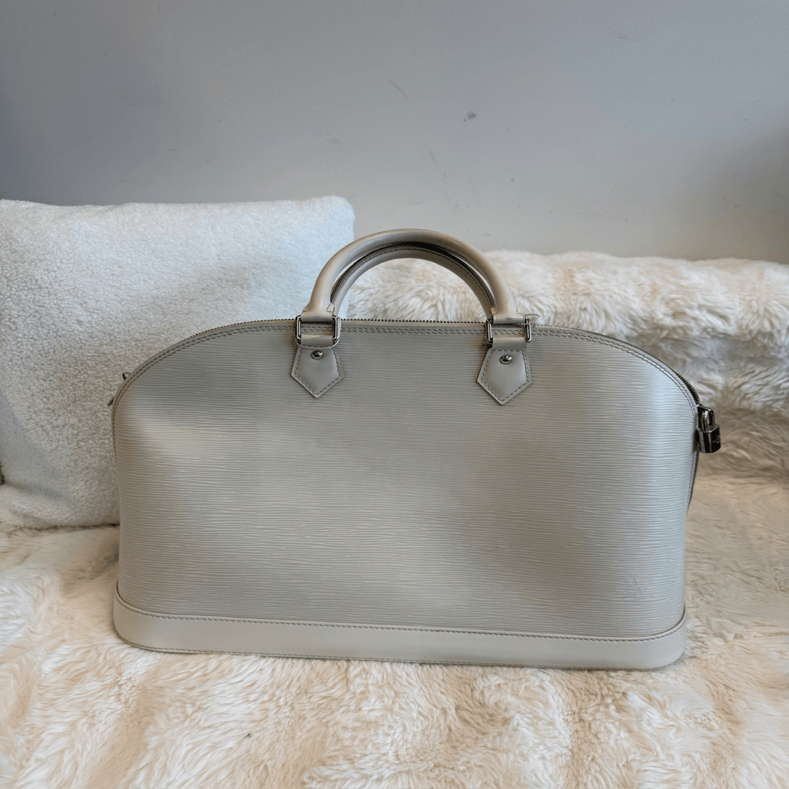 Louis Vuitton Louis Vuitton Alma Grey / Epi Leather AKC0473