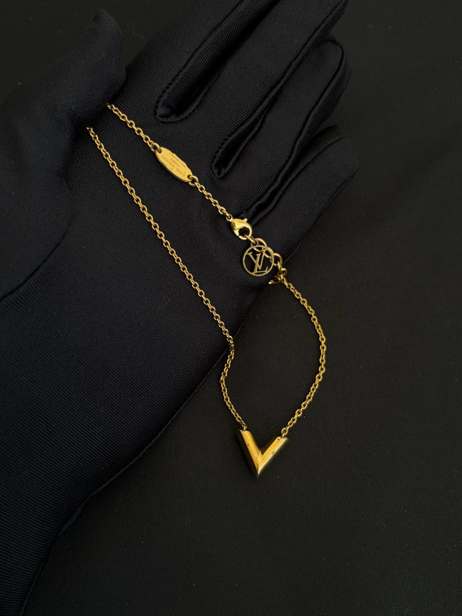 Louis Vuitton Louis Vuitton Gold Essential V Necklace