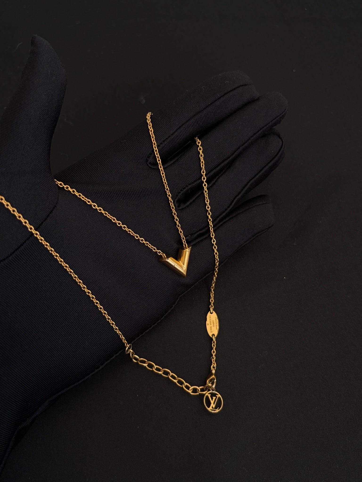 Louis Vuitton Louis Vuitton Gold Essential V Necklace