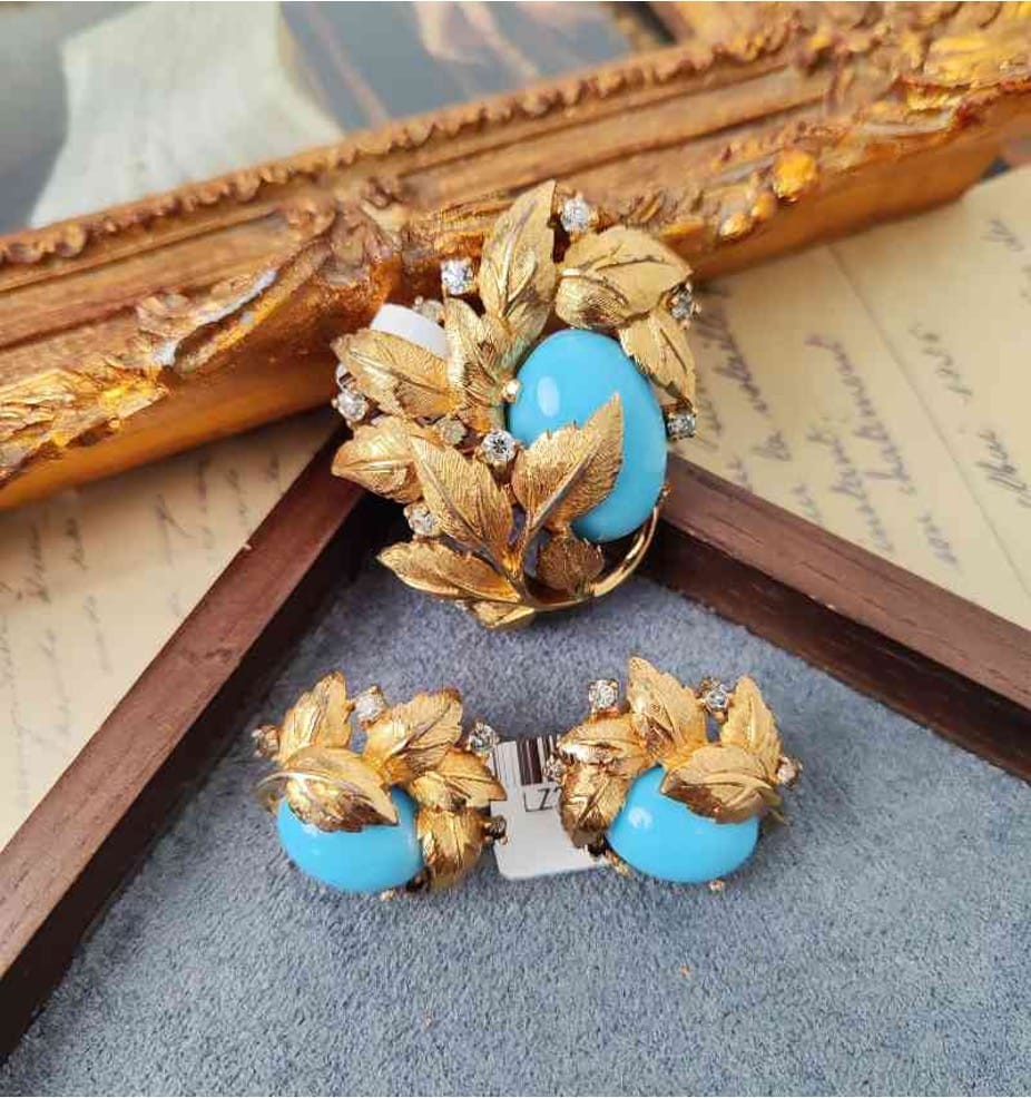 Luxury Promise JOMAZ Plain Gold and Blue Cabochon Brooch and Ear Clip Set LZ2302216