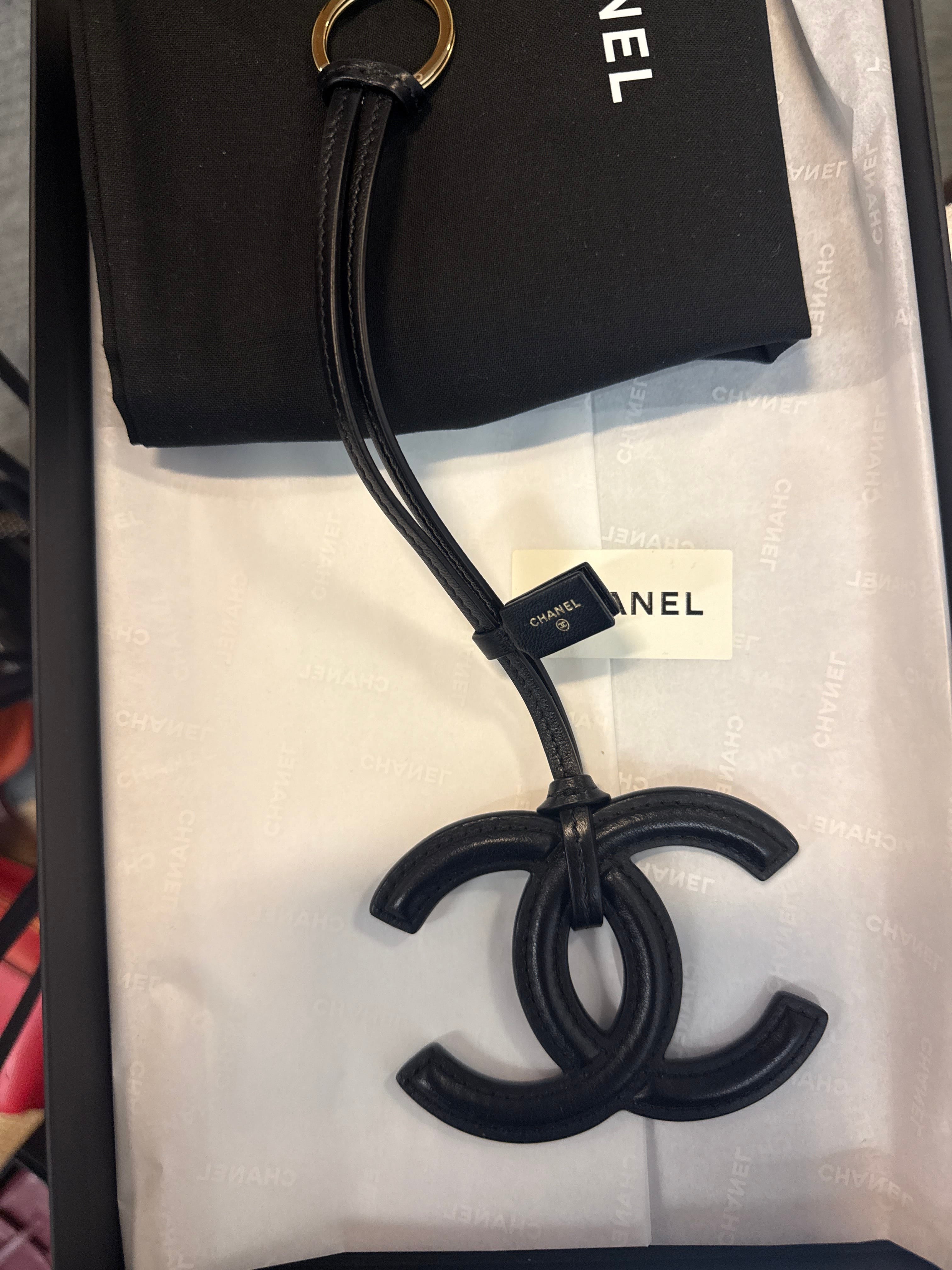 LUXURY PROMISE Large black leather new Chanel charm AKC0676