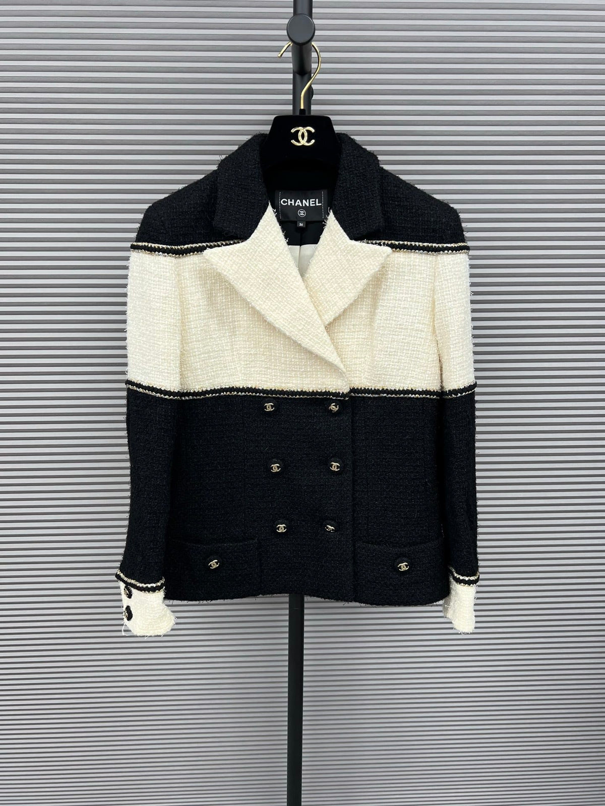 Luxury Promise CHANEL BLACK WHITE JACKET FT102386