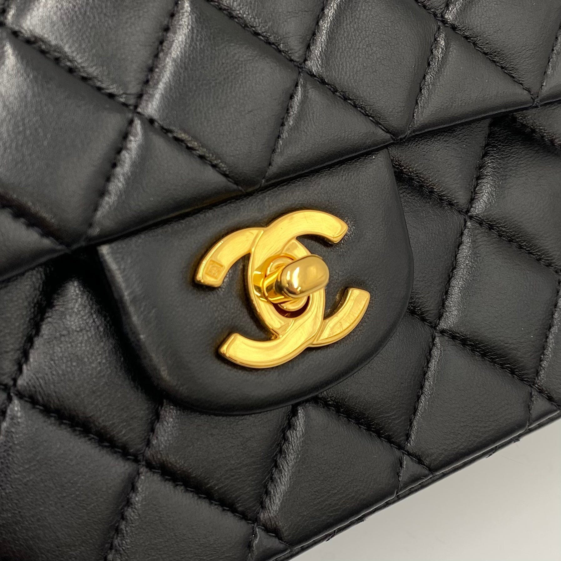 Luxury Promise CHANEL VINTAGE CLASSIC FLAP MEDIUM CHAIN SHOULDER BAG BLACK LAMB SKIN 90219630