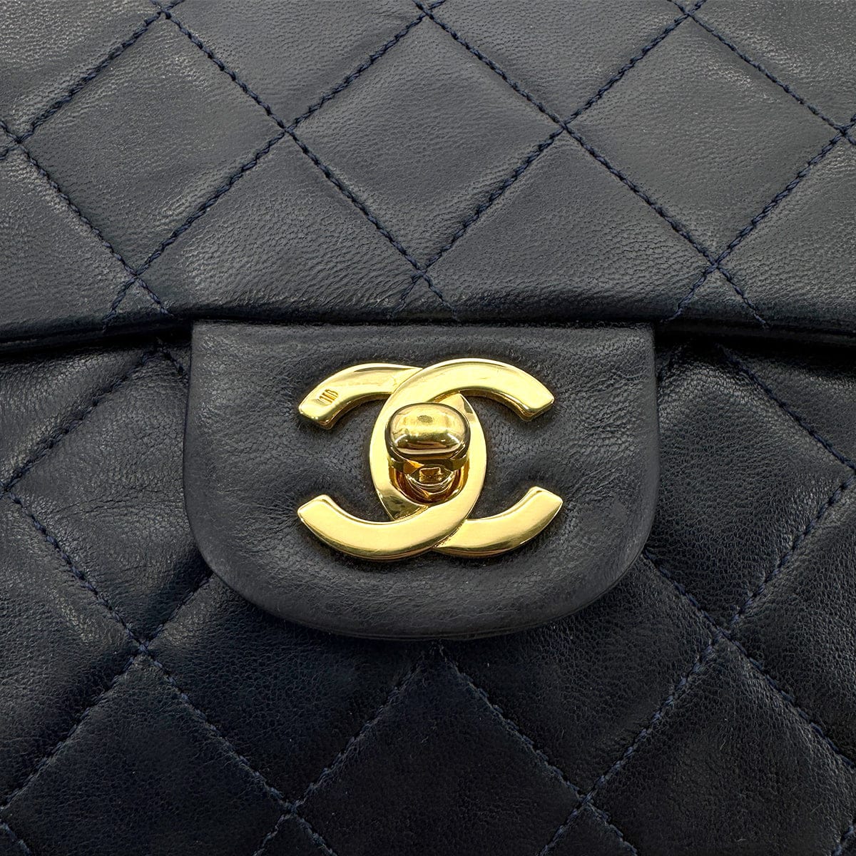 LUXURY PROMISE CHANEL VINTAGE CLASSIC FLAP MEDIUM CHAIN SHOULDER BAG NAVY LAMB SKIN 90269085