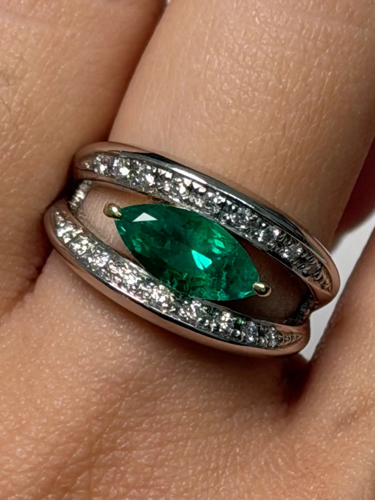Luxury Promise Emerald Band in 18K/Pt900 - E1.34ct / D0.22ct 0567 JJC0418