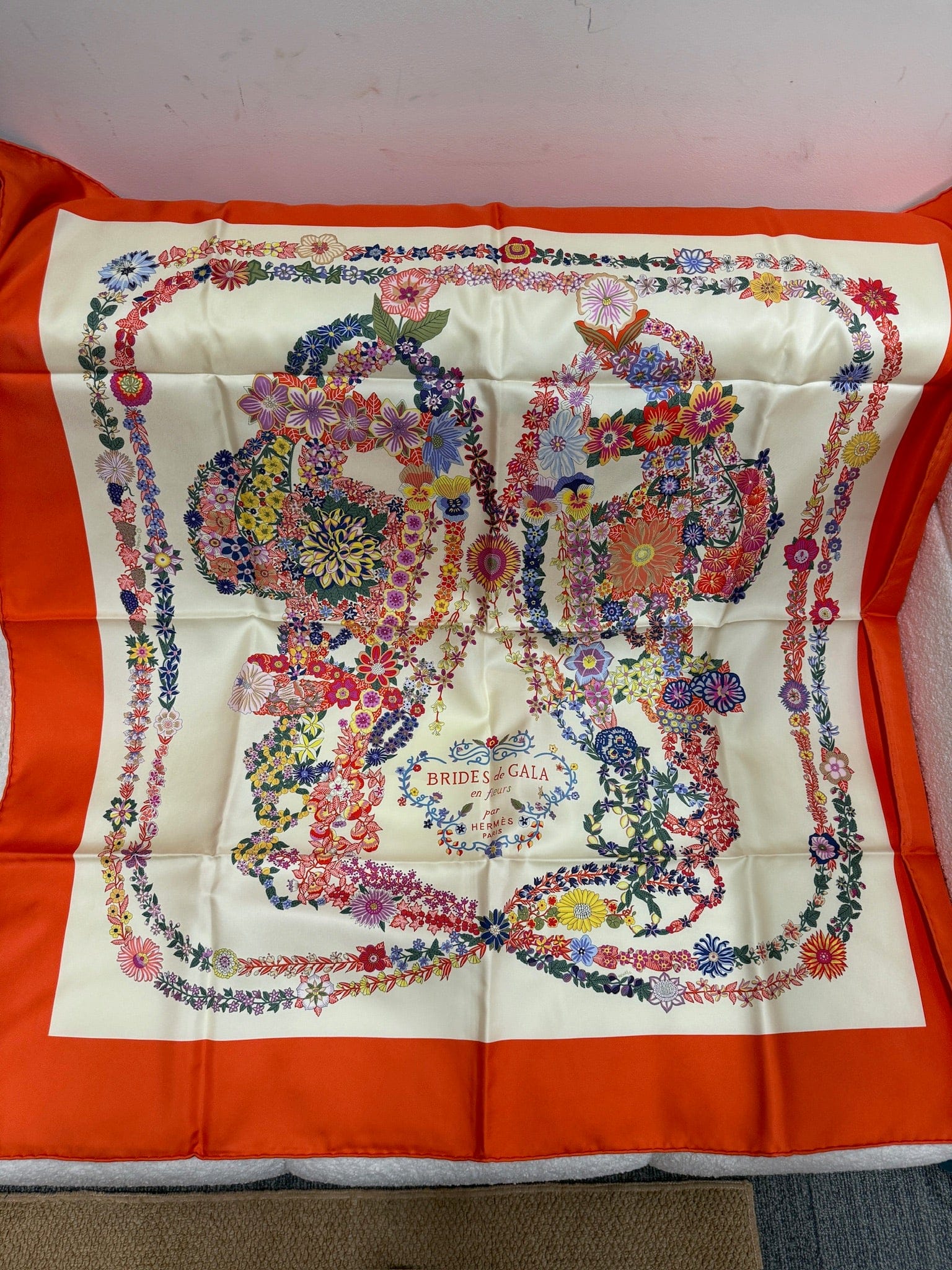 LUXURY PROMISE Hermès "Brides de Gala en Fleurs" 90cm Silk Scarf – Floral Equestrian Motif – 2025 Spring/Summer Collection