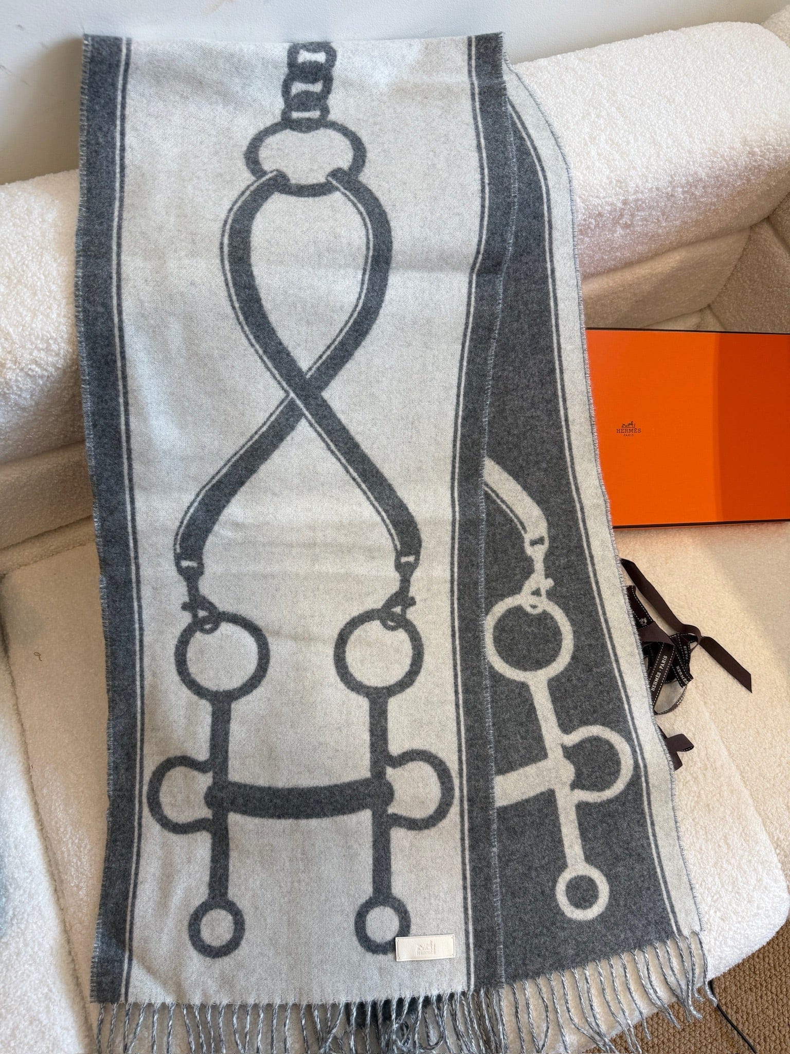 Hermès "Casaque Mors" 100% Cashmere Scarf – Abstract Horse Bit Motif – 30x160cm – Hand-finished Fringe