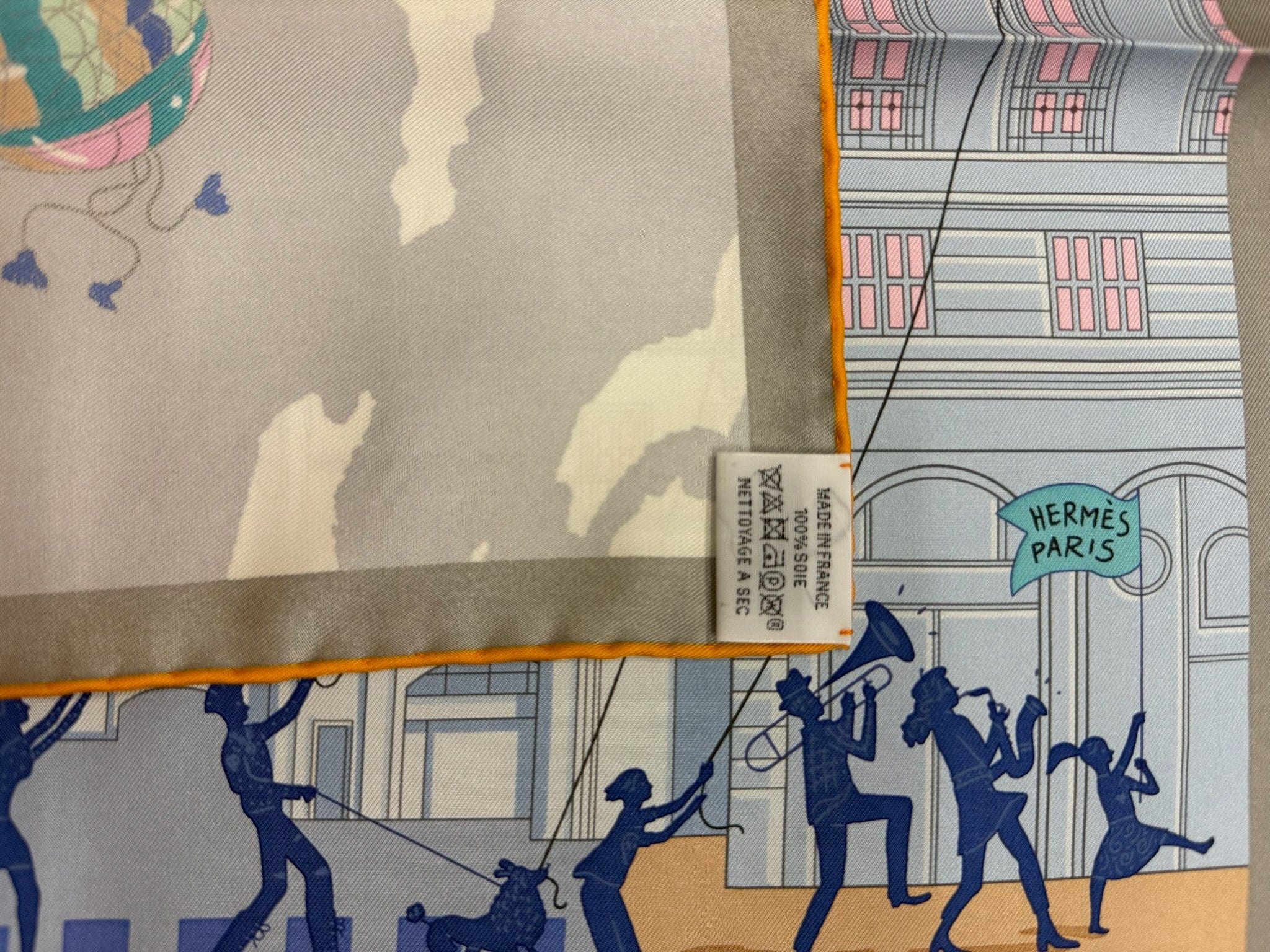 LUXURY PROMISE Hermès "Hermès Parade" 90cm Silk Scarf – Whimsical Balloon & Parade Motif – 2024 Autumn/Winter Collection