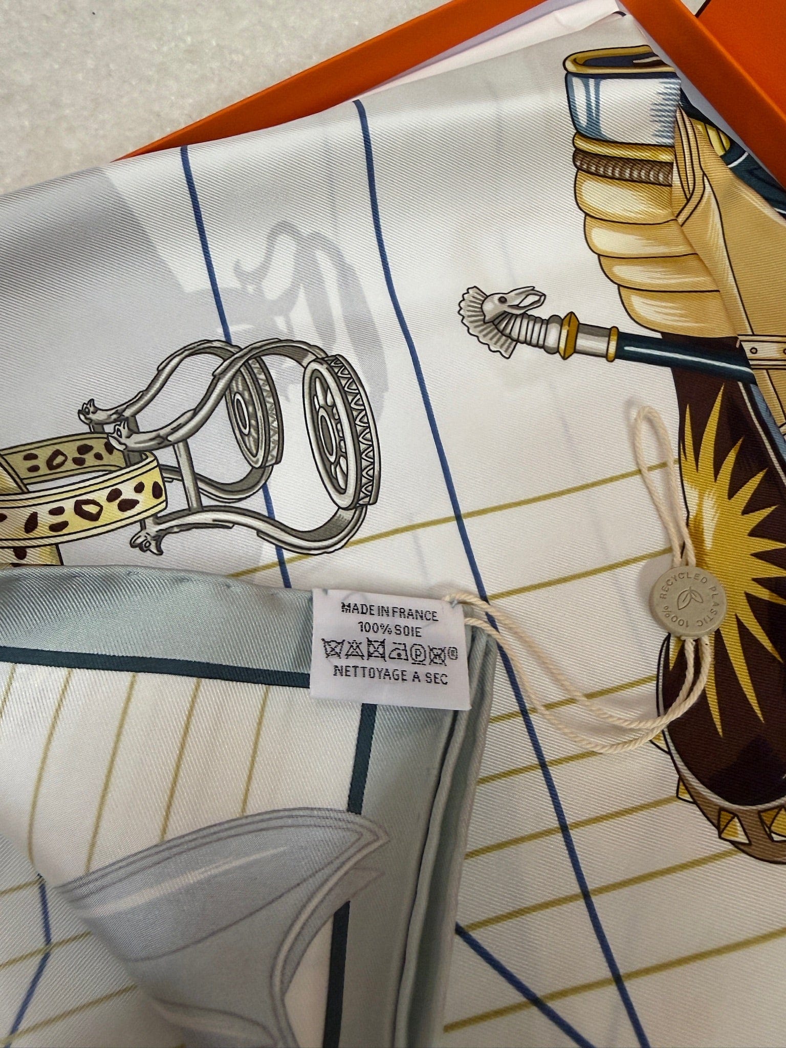 LUXURY PROMISE Hermès "Tous en Selle" 90cm Silk Scarf – Equestrian Saddle Motif – 2025 Spring/Summer Collection