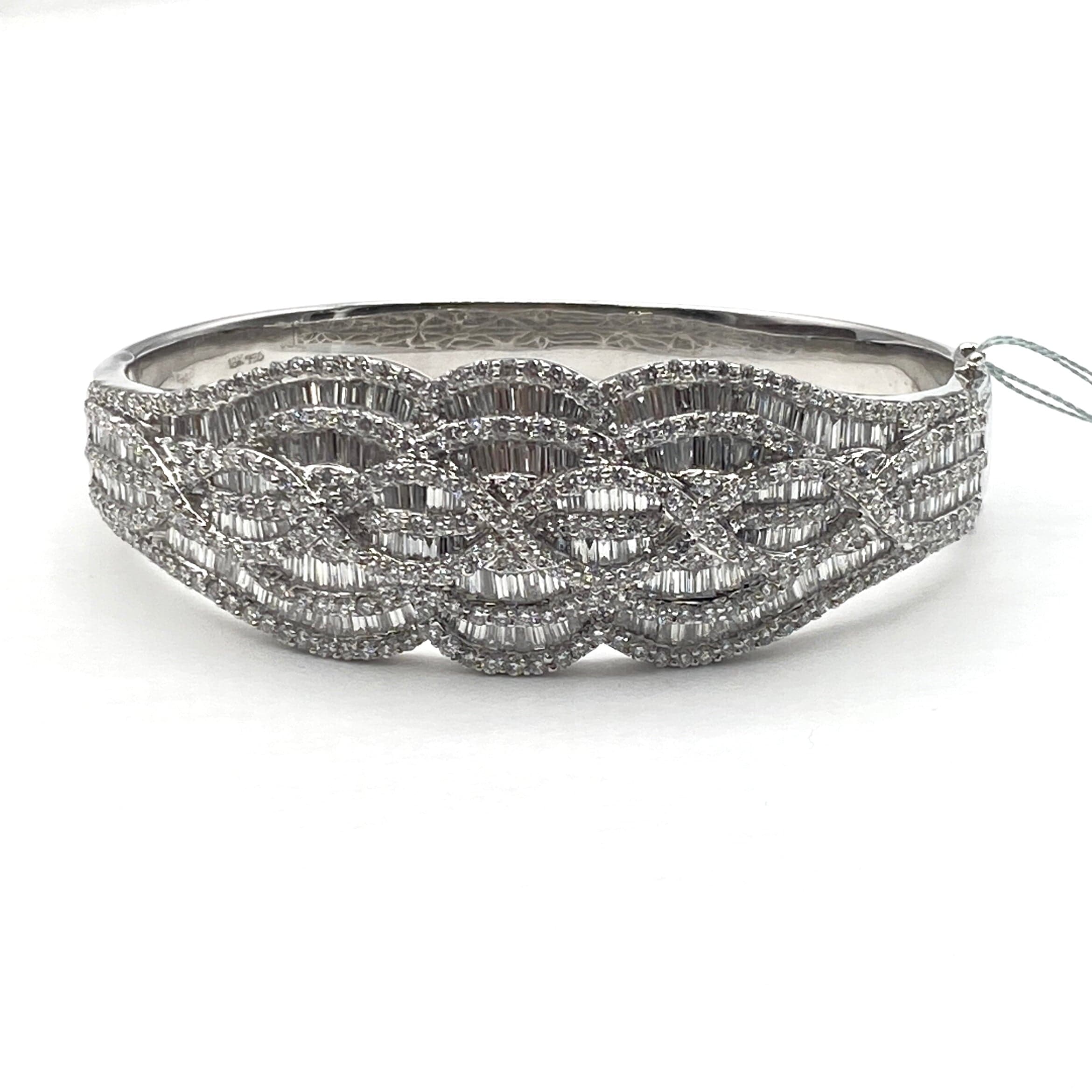 Luxury Promise Japan 18K/750 Diamond Bangle, D15.00, 54.6g, Certificate, 54928