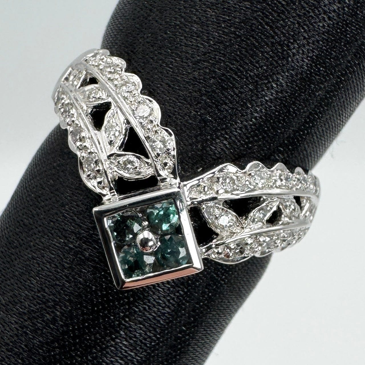 Luxury Promise Japan 49413 18K Aleki Ring AL0.20 D0.16 4.5